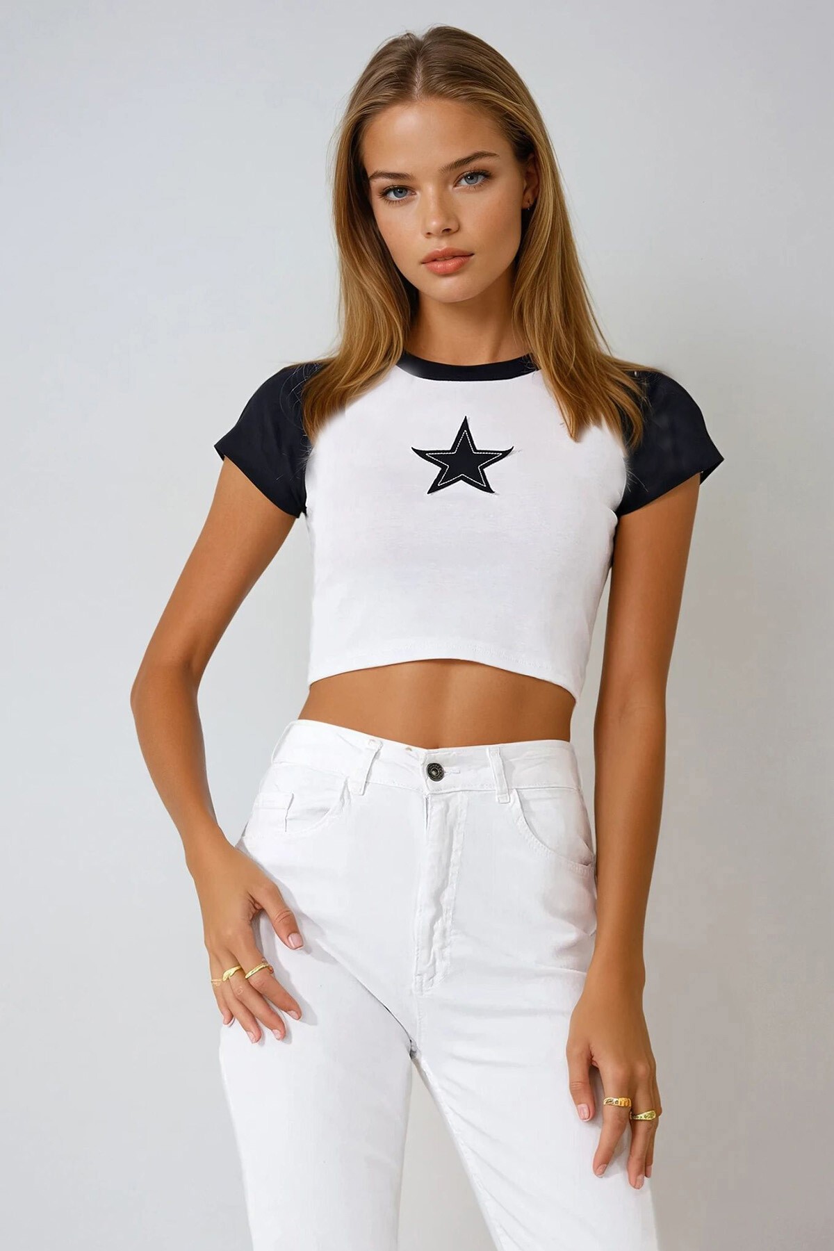 Krem Bisiklet Yaka Nakış Aplikeli Renk Bloklu Crop T Shirt