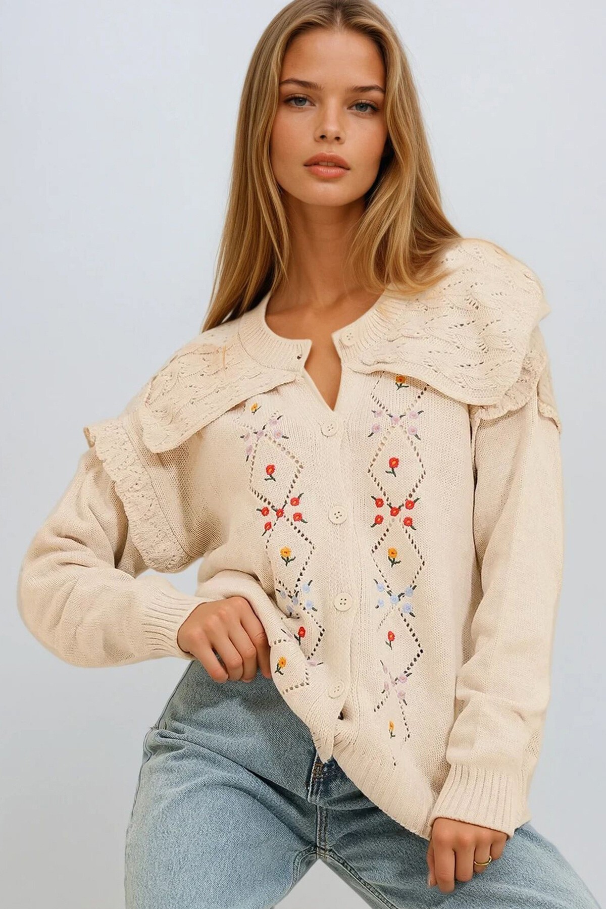 Krem Bisiklet Yaka Nakış İşlemeli Kolları Fırfırlı Kışlık Triko Hırka