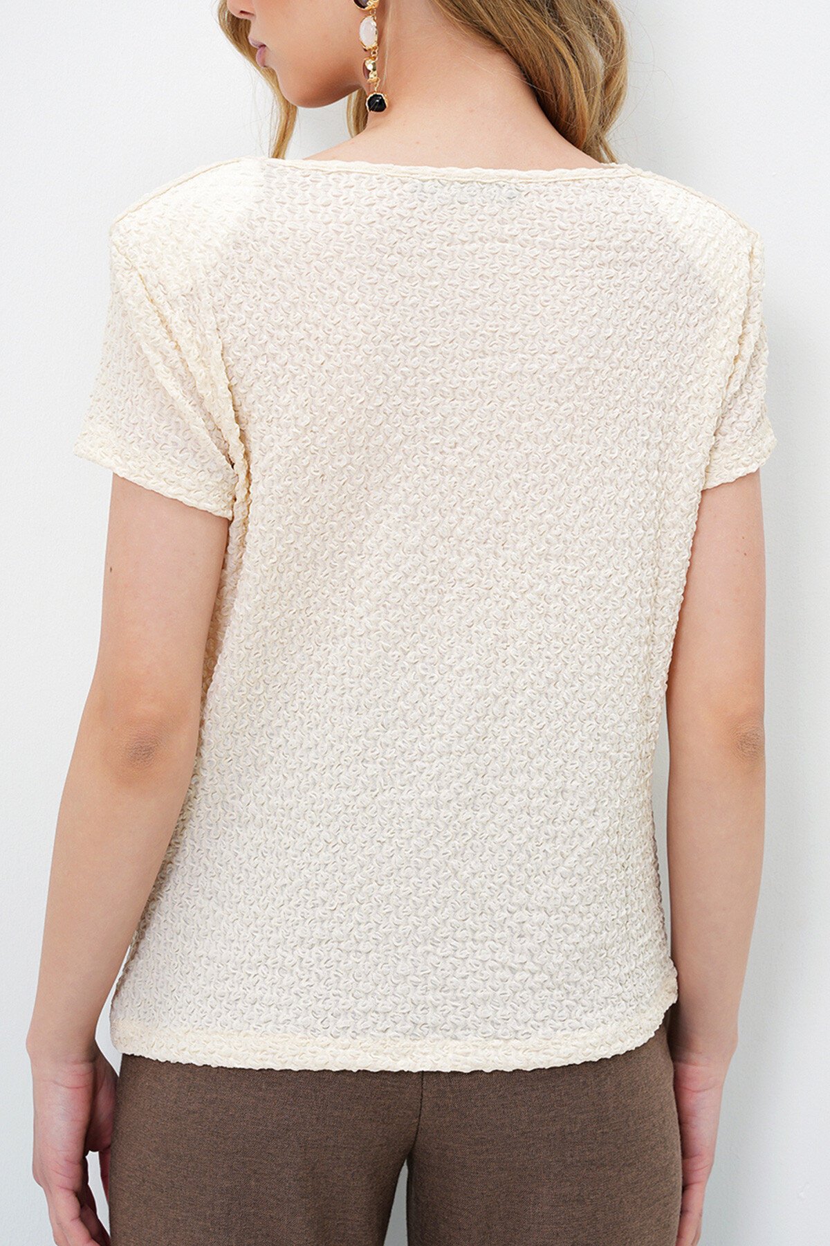 Krem Degaje Yaka Vatkalı Gofre Kumaş  Bluz