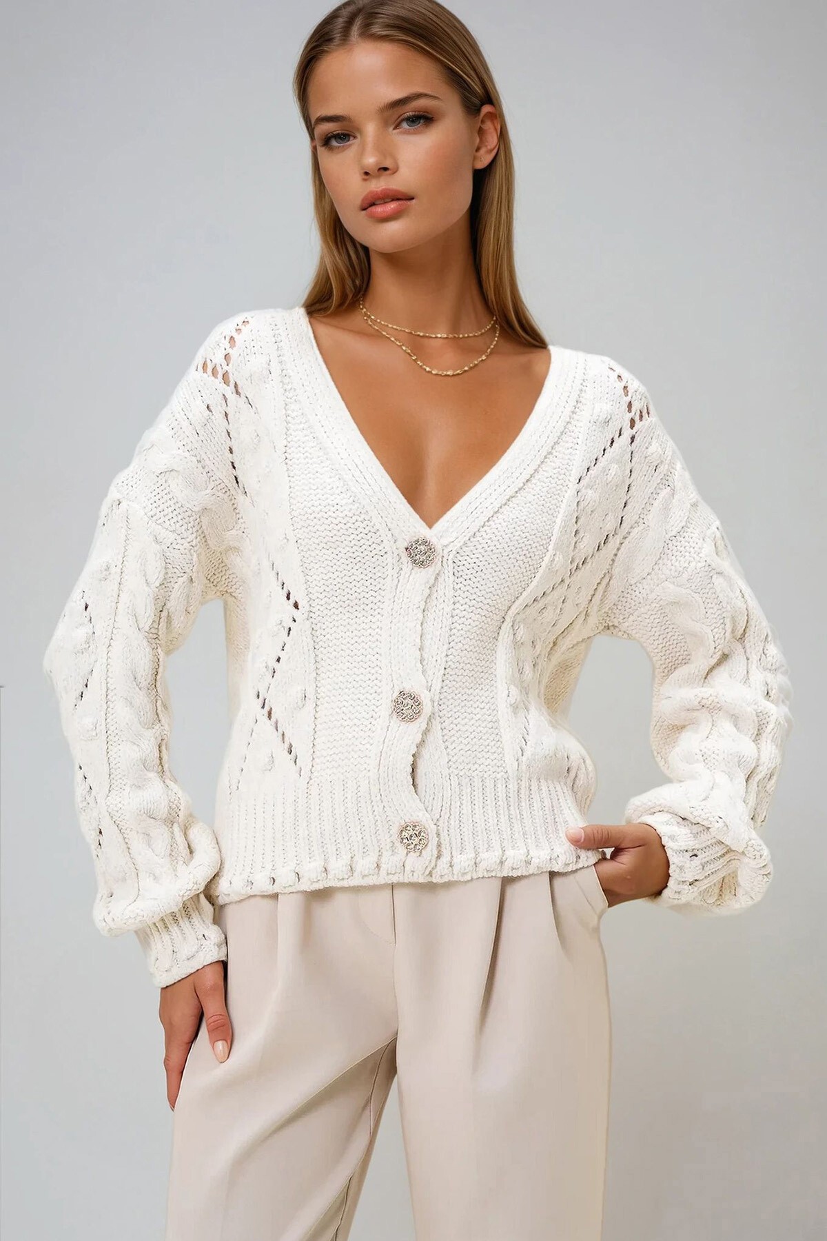 Krem V Yaka Taş Düğmeli Kalın Triko Hırka