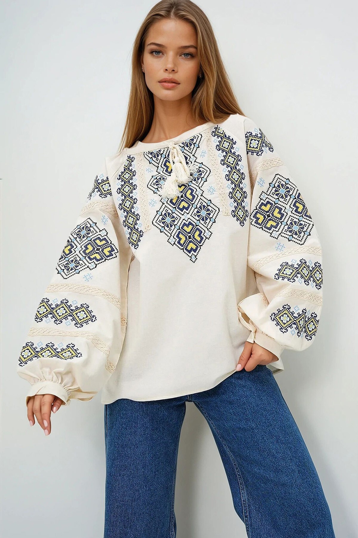 Krem Yakası Bağcıklı Balon Kol Nakış İşlemeli Keten Bluz
