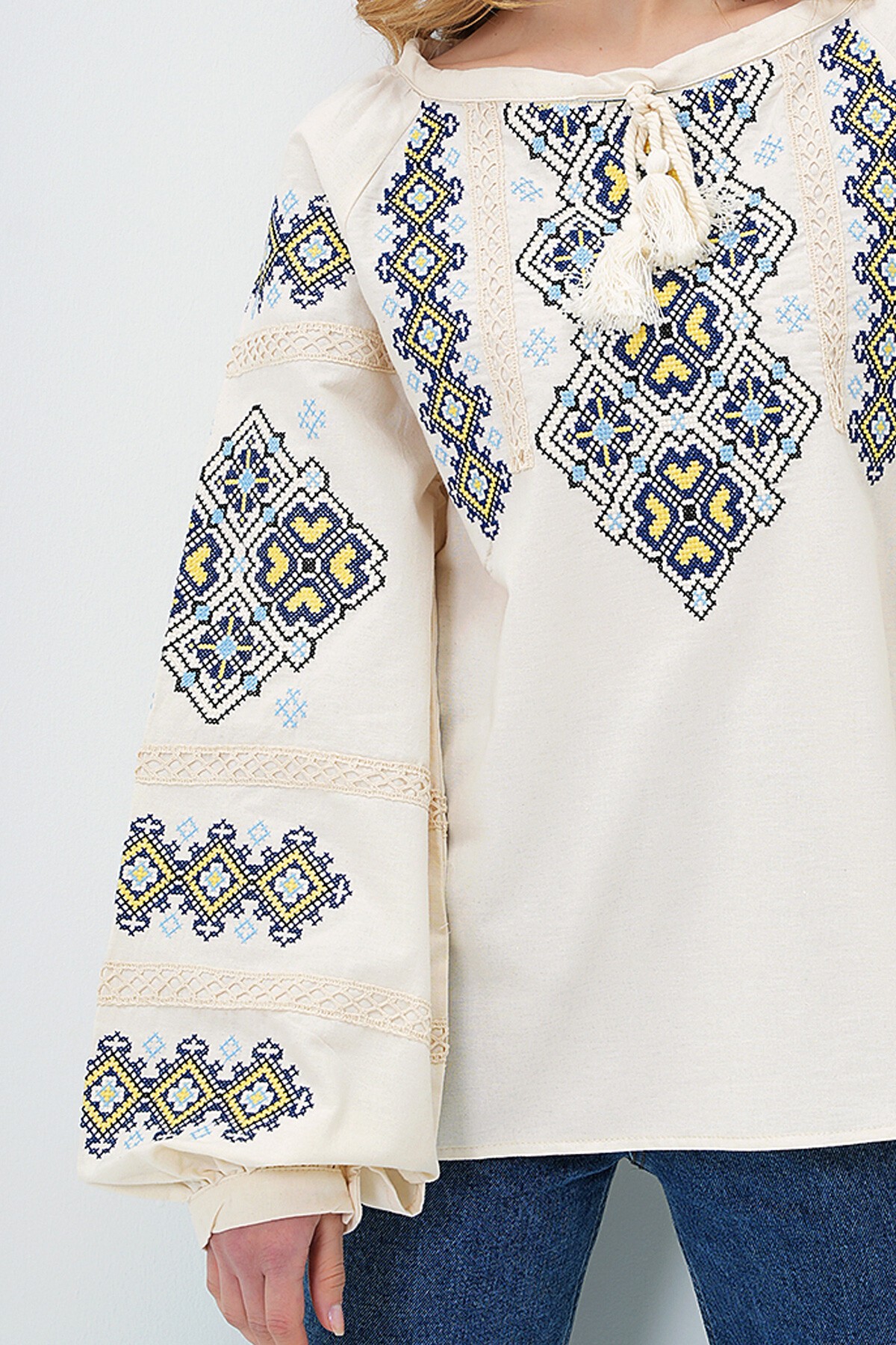 Krem Yakası Bağcıklı Balon Kol Nakış İşlemeli Keten Bluz