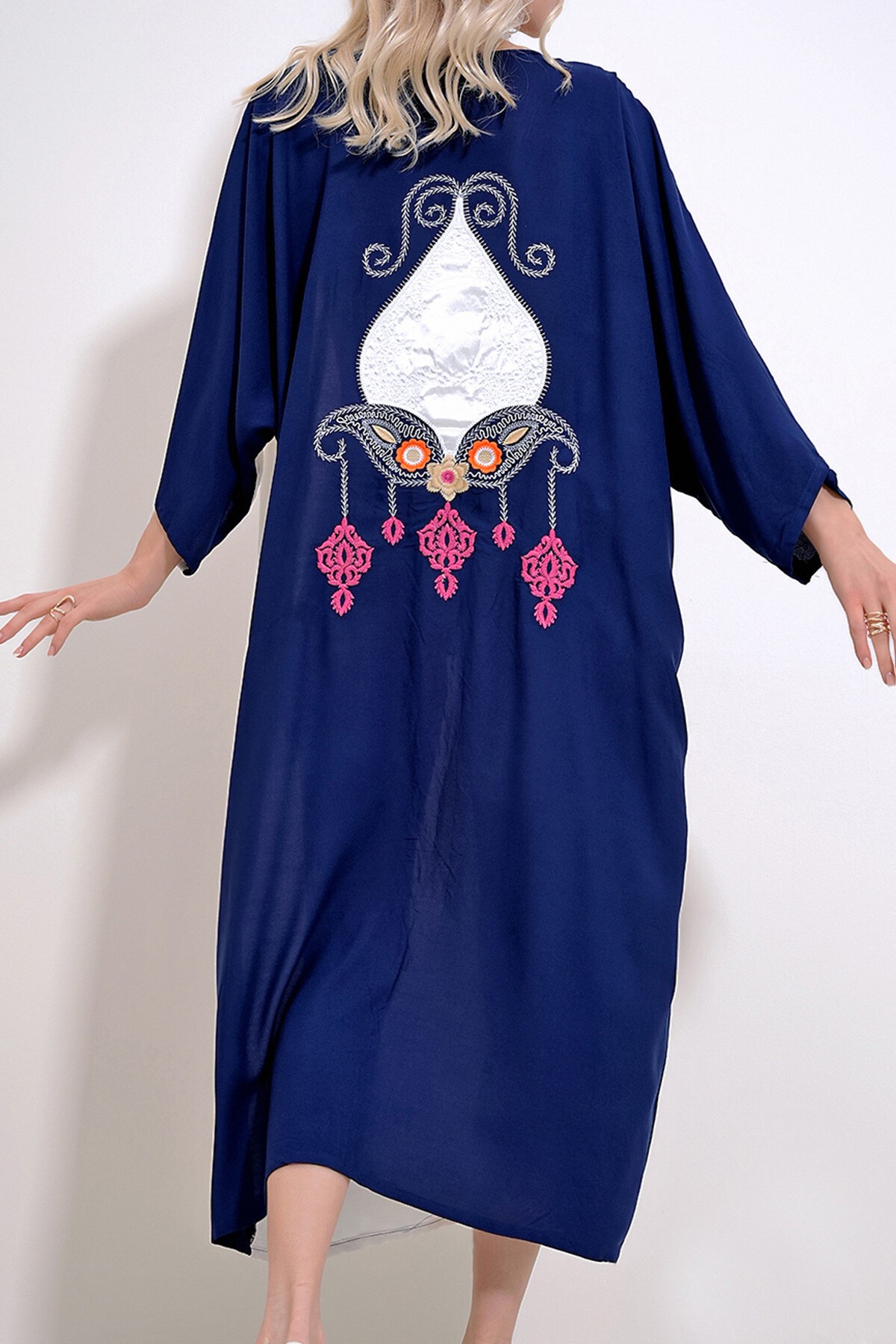 Lacivert Beyaz V Yaka Önü Düğmeli Renk Bloklu Sırtı Nakışlı Dokuma Viskon Elbise