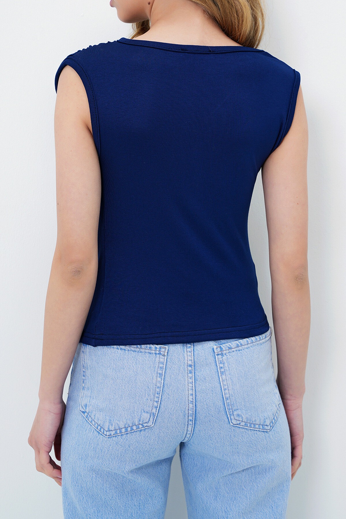 Lacivert Bisiklet Yaka Omuzu Ve Beli Drapeli Sıfır Kol Bluz