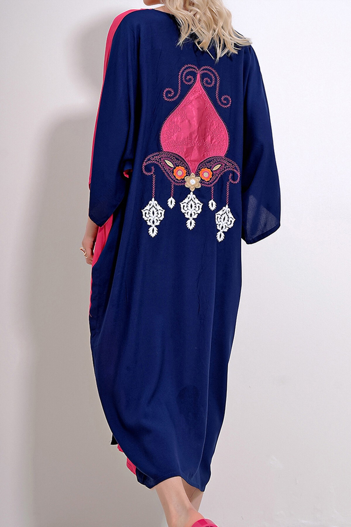 Lacivert Fuşya V Yaka Önü Düğmeli Renk Bloklu Sırtı Nakışlı Dokuma Viskon Elbise