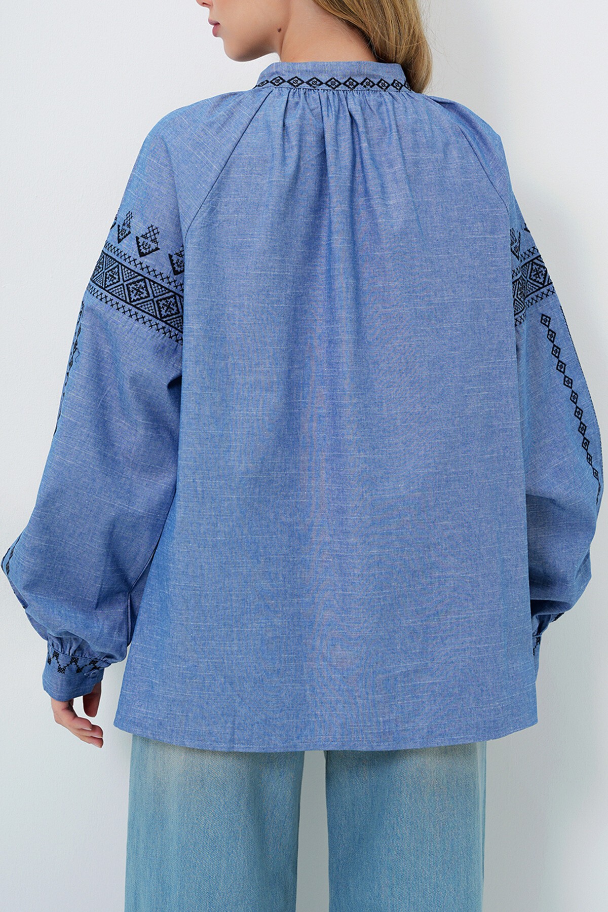 Lacivert Hakim Yaka Bağlama Detaylı Nakışlı Dokuma Bluz