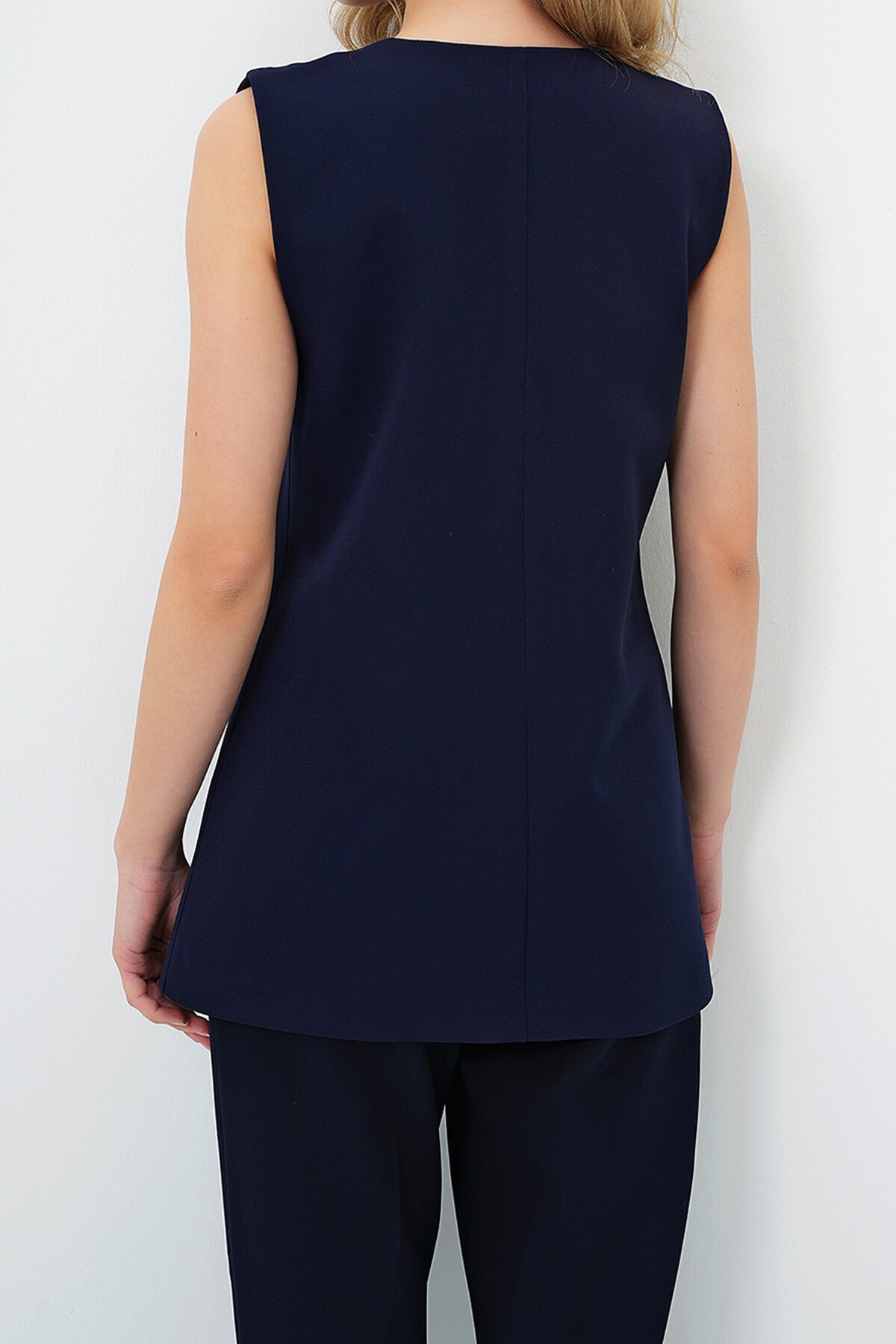 Lacivert Metal Aksesuarlı Asimetrik Kesim Yelek