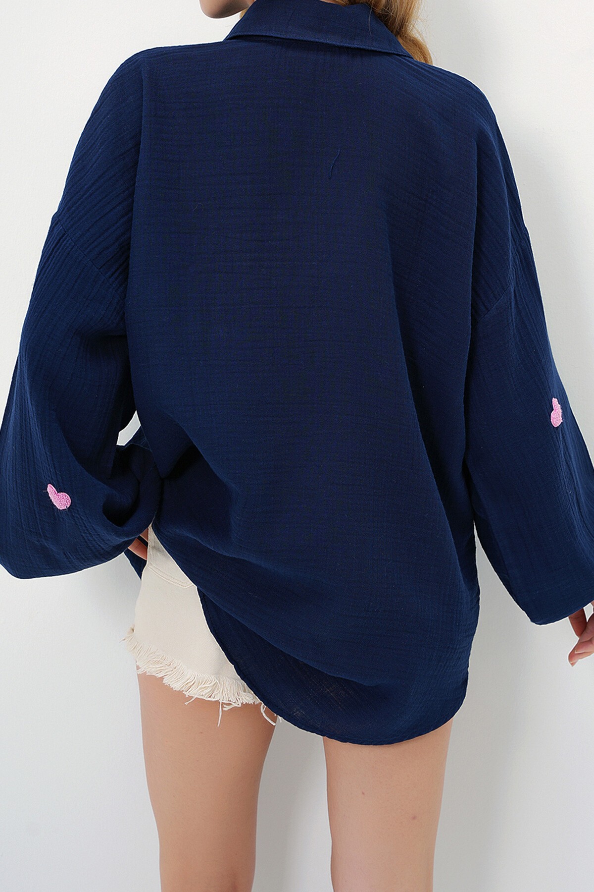 Lacivert Süzene Kalp İşlemeli Oversize Müslin Keten Gömlek
