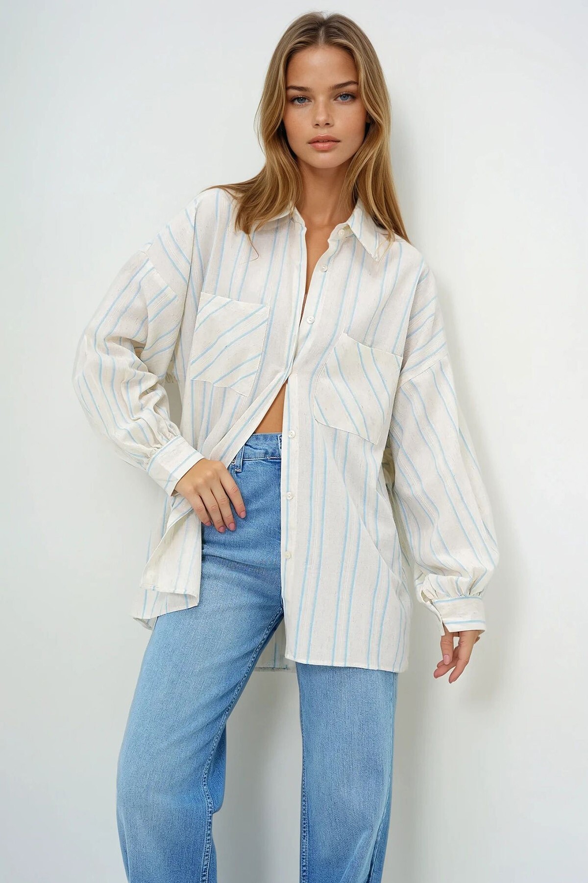 Mavi Çift Cepli Keten Karışımlı Oversize Çizgili Gömlek