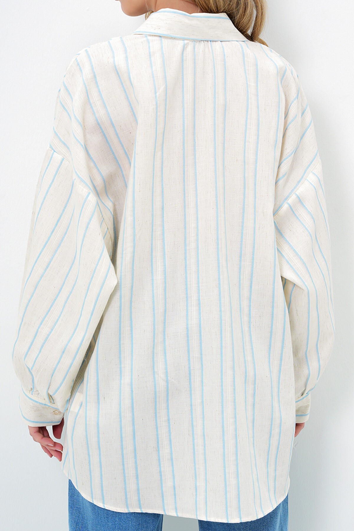 Mavi Çift Cepli Keten Karışımlı Oversize Çizgili Gömlek