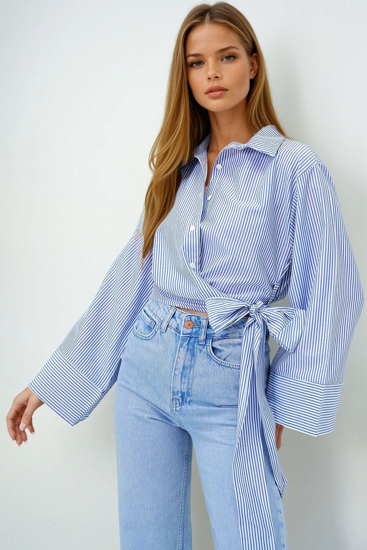 Mavi Çizgili Geniş Manşetli Kol Detaylı Önü Bağlamalı Poplin Gömlek