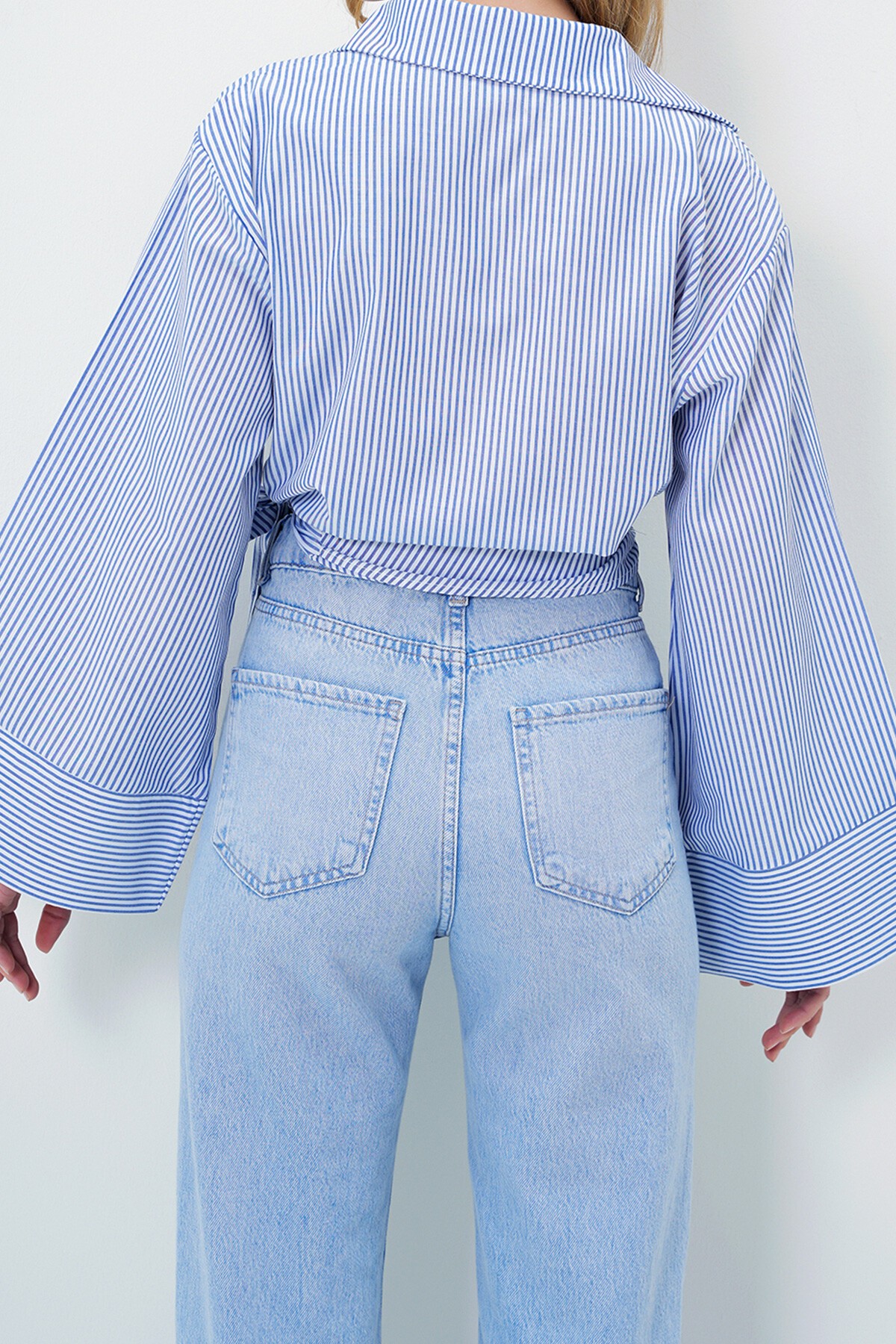 Mavi Çizgili Geniş Manşetli Kol Detaylı Önü Bağlamalı Poplin Gömlek