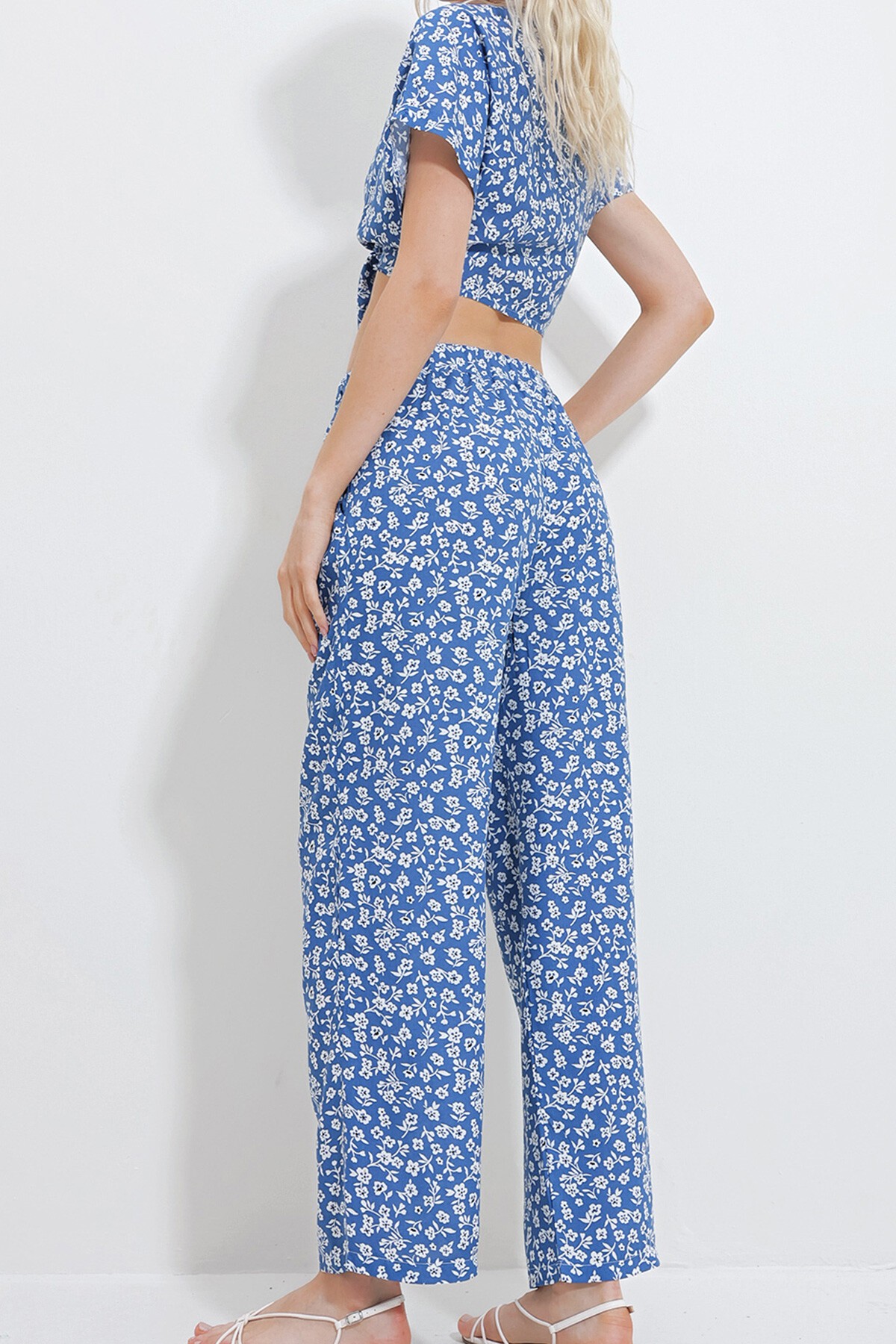 Mavi Desenli Bağlamalı Crop Bluz Ve Cepli Pantolon Alt Üst Dokuma Takım