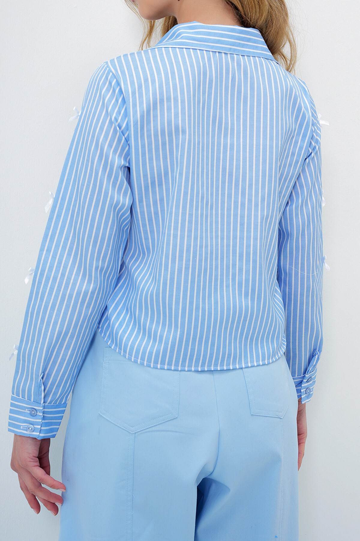 Mavi Kolları Fiyonk Detaylı Çizgili Crop Poplin Gömlek