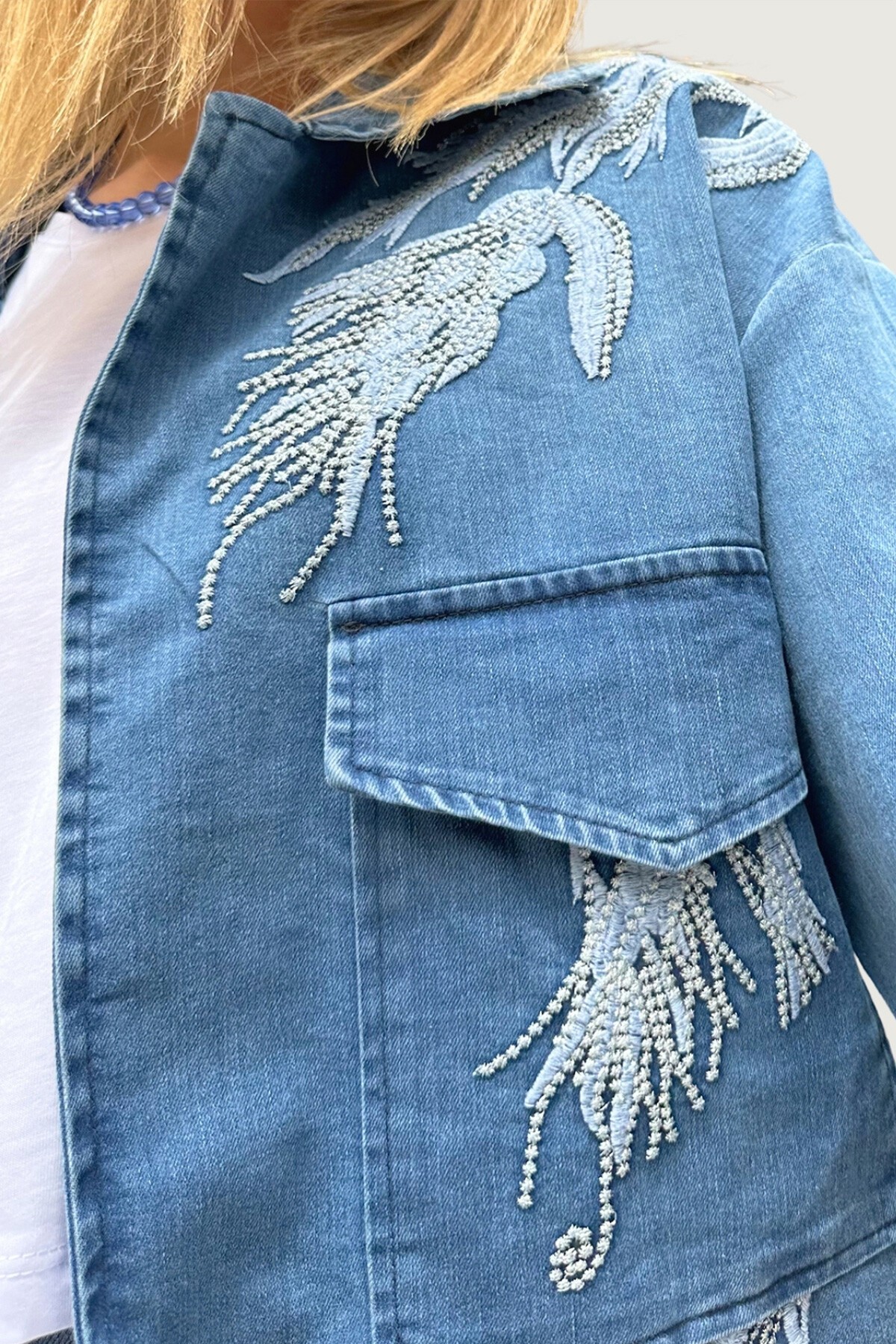 Mavi Nakış İşlemeli Çift Cepli Jean Ceket