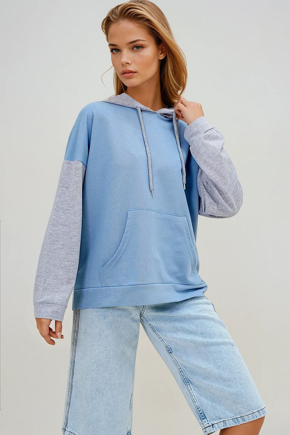 Mavi Renk Bloklu Oversıze Kapüşonlu Sweatshirt