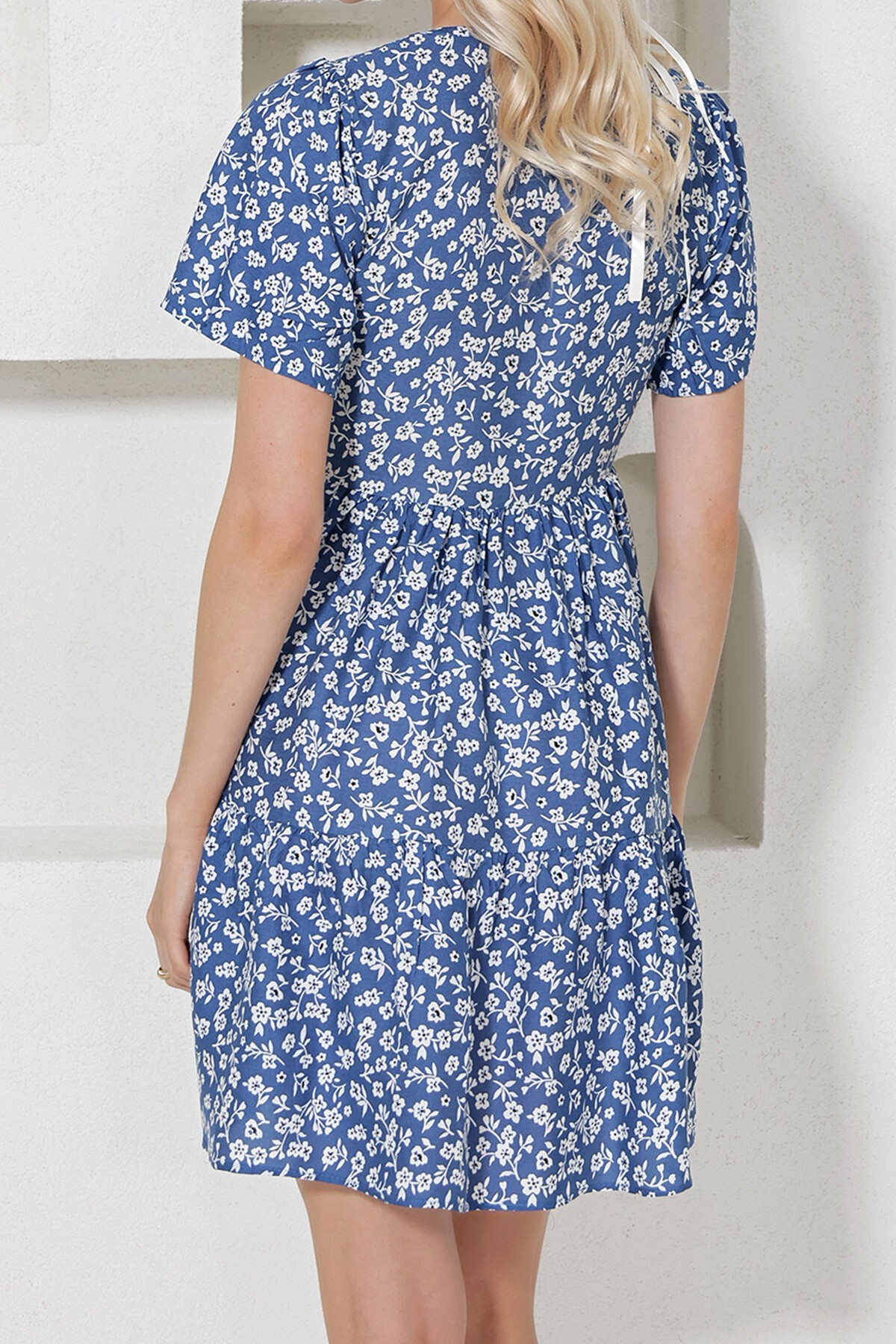 Mavi V Yaka Çiçek Desenli Eteği Volanlı Dokuma Elbise