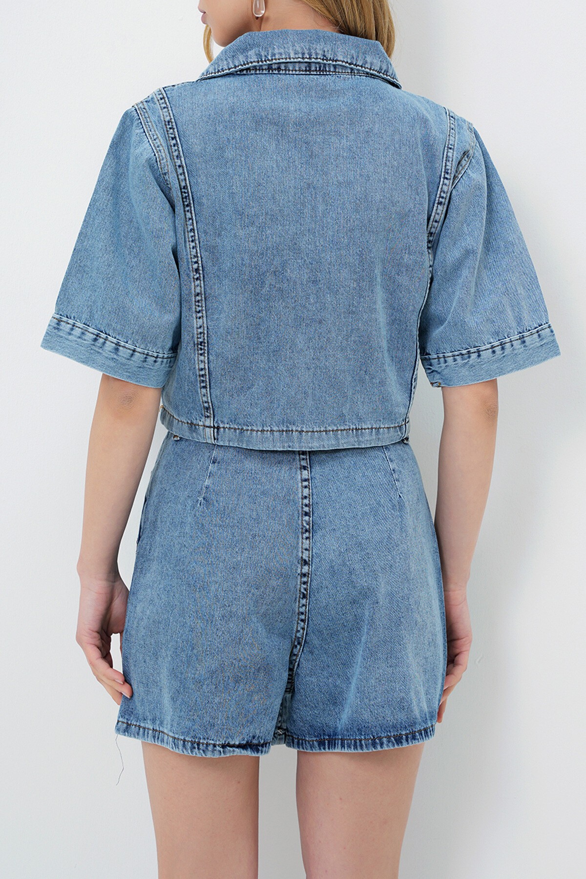 Mavi V Yaka Çift Cepli Crop Jean Bluz Ve Şort Etek Takım