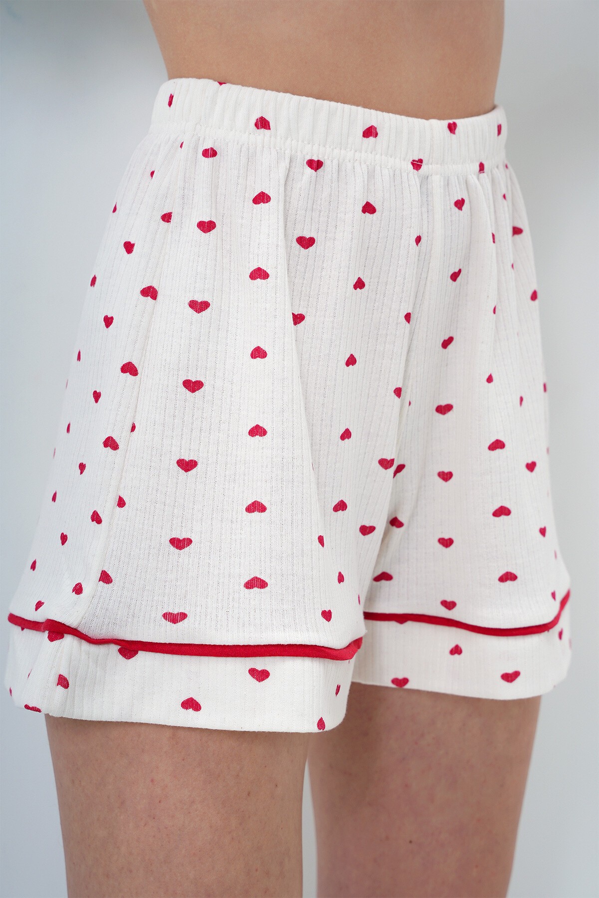 Mini Kalp Kırmızı Tek Cepli Biye Detaylı Pamuklu Gömlek Ve Şortlu Pijama Takımı