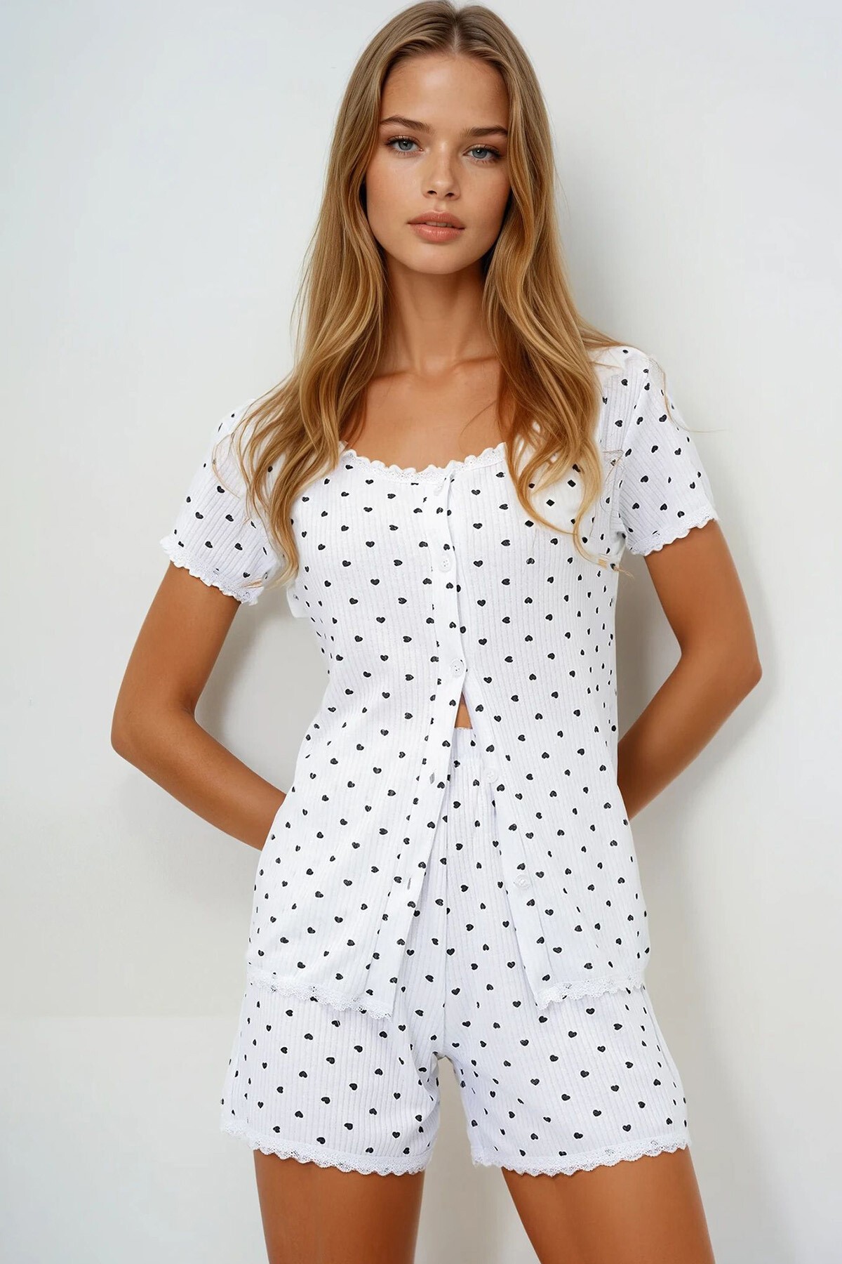 Mini Kalp Siyah Fisto Detaylı Pamuklu Geniş Yaka Gömlek Ve Şortlu Pijama Takımı