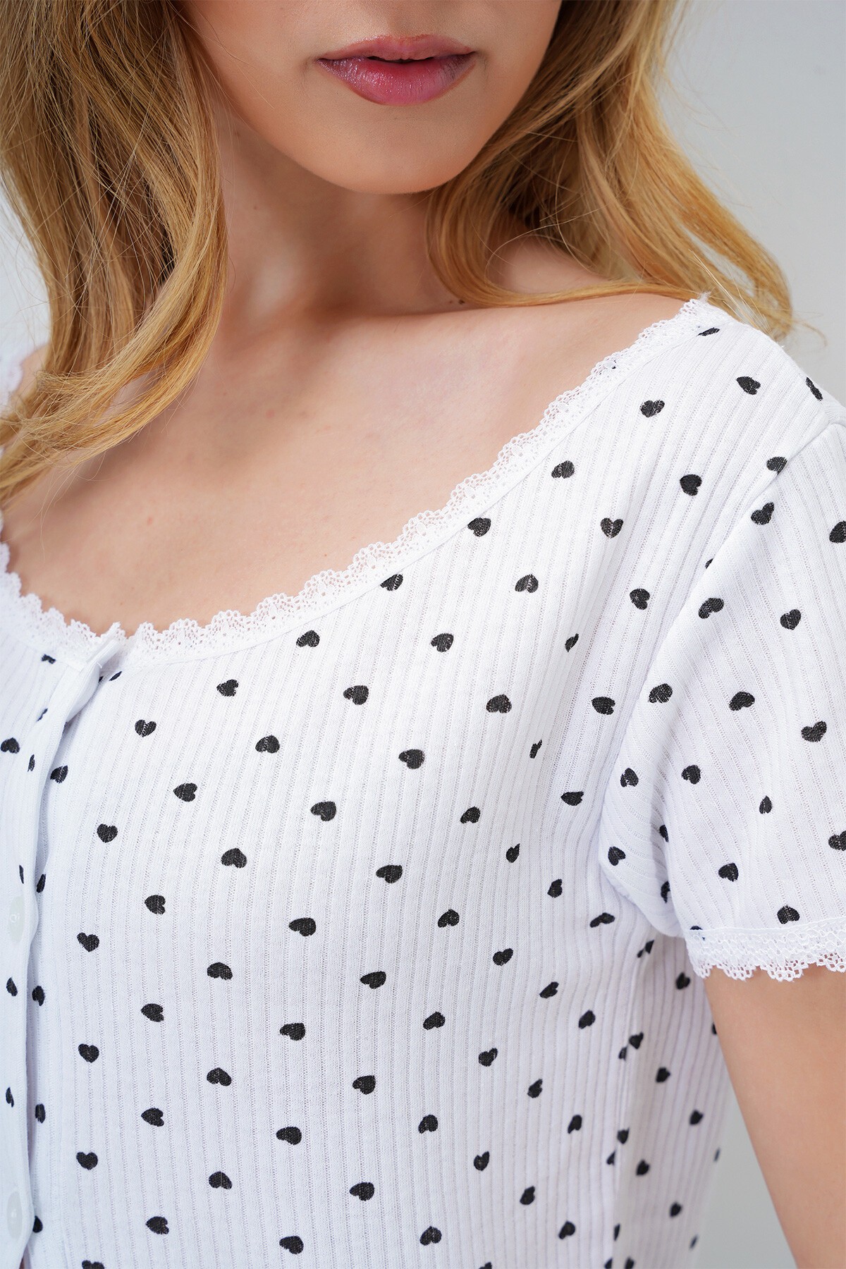 Mini Kalp Siyah Fisto Detaylı Pamuklu Geniş Yaka Gömlek Ve Şortlu Pijama Takımı