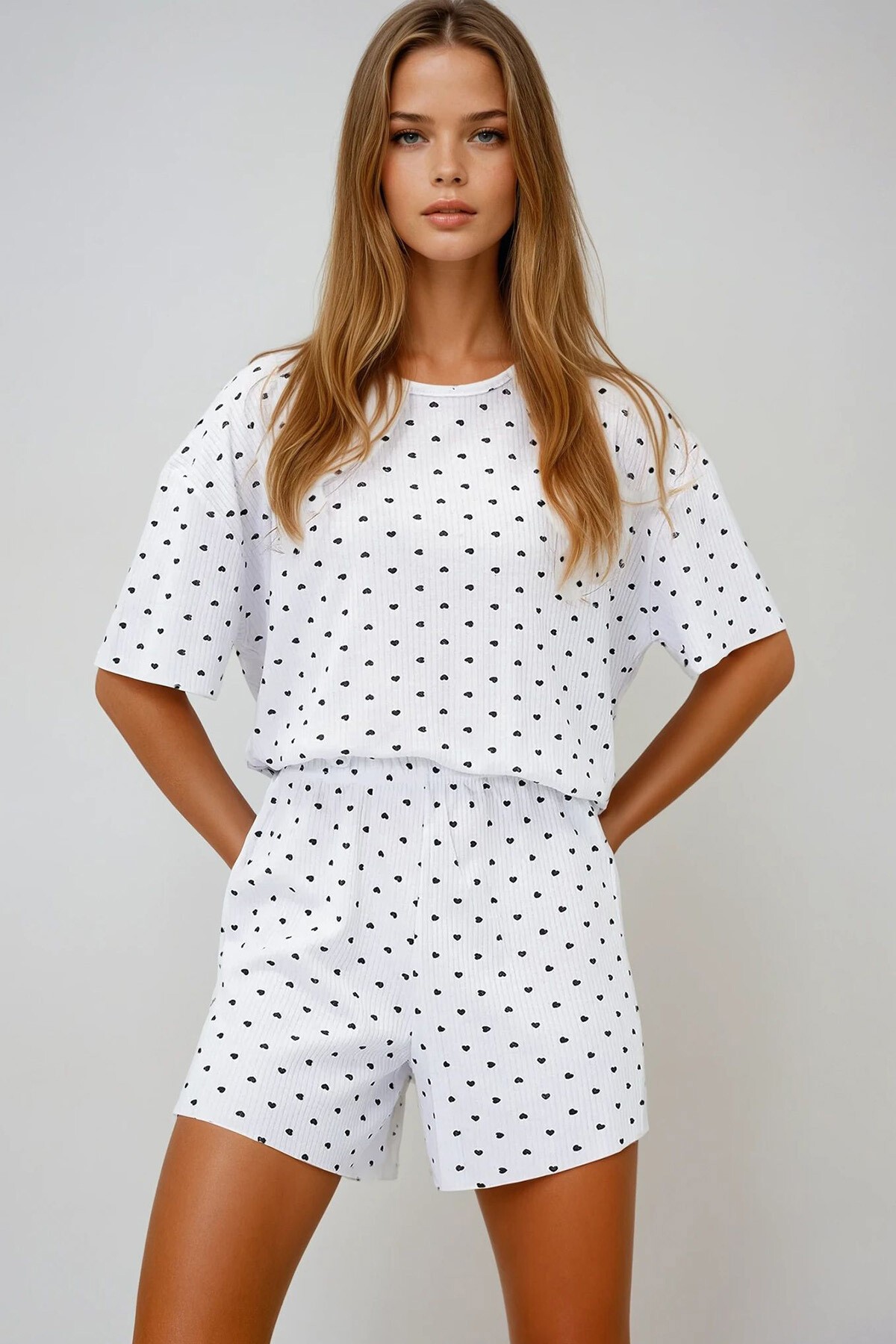 Mini Kalp Siyah V Yaka Pamuklu Mikro Desenli T Shırt Ve Şortlu Pijama Takımı