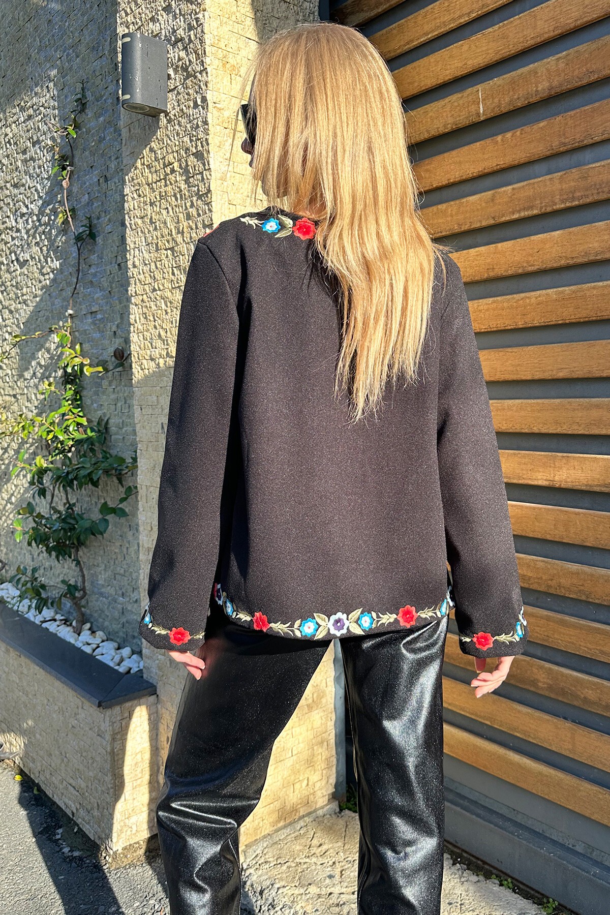 Siyah Nakışlı Astarlı Kaşe Ceket