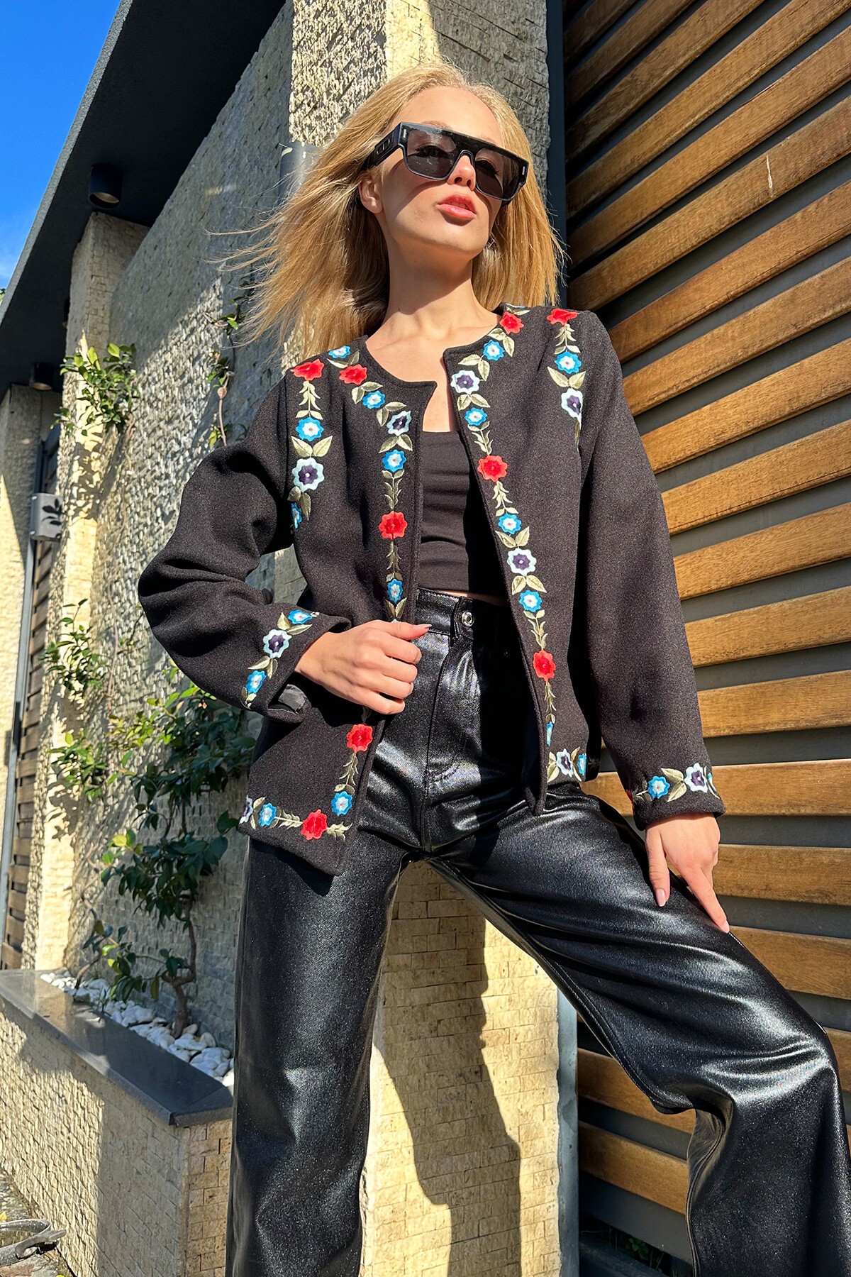 Siyah Nakışlı Astarlı Kaşe Ceket