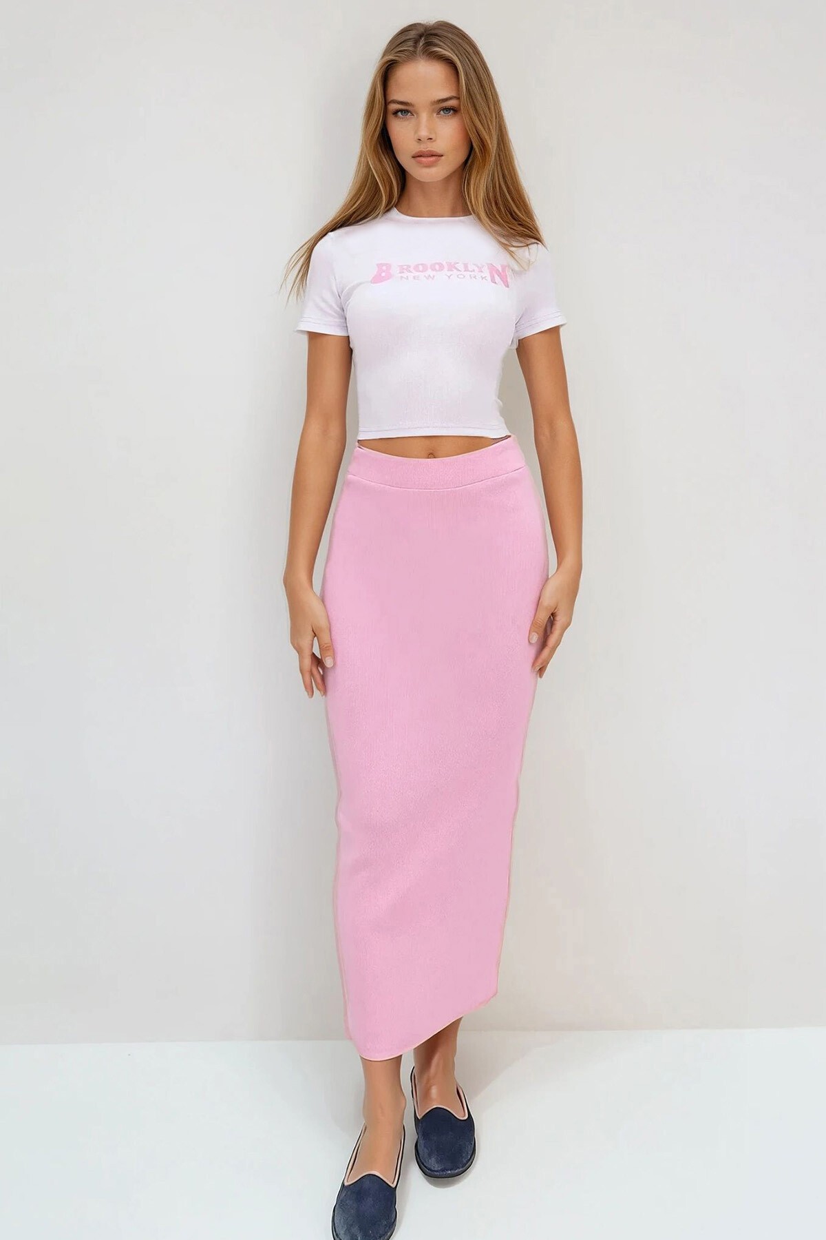 Pembe Bisiklet Yaka Nakışlı Crop Bluz Ve Etek Takım