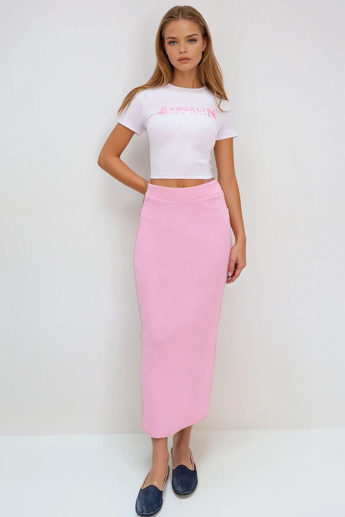 Pembe Bisiklet Yaka Nakışlı Crop Bluz Ve Etek Takım