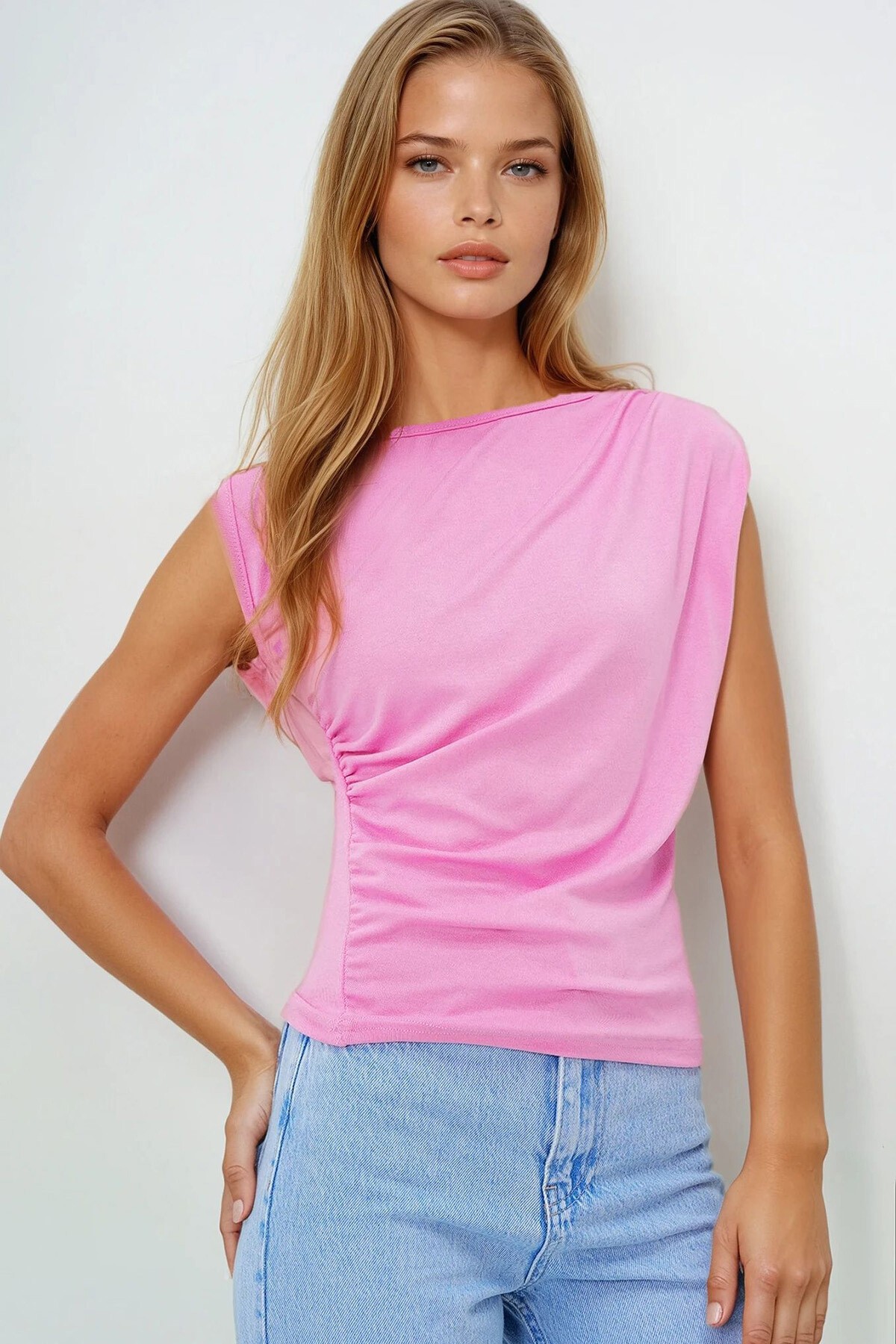 Pembe Bisiklet Yaka Omuzu Ve Beli Drapeli Sıfır Kol Bluz