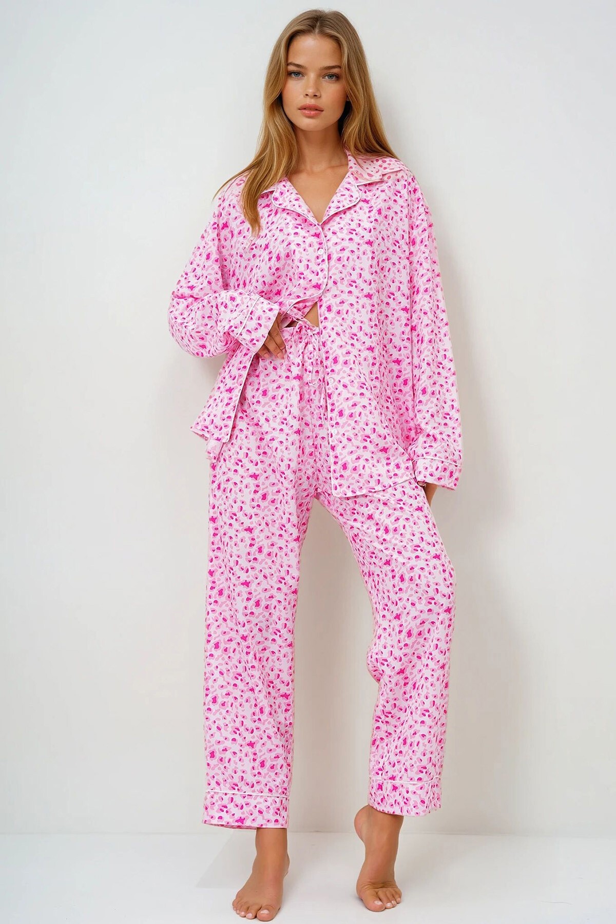 Pembe Biye Detaylı Dijital Baskılı Saten Uzun Gömlek Ve Pantolonlu Pijama Takımı