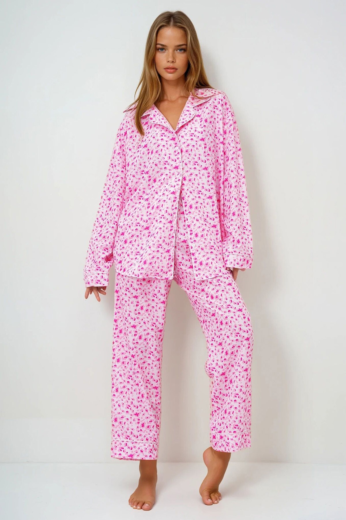 Pembe Biye Detaylı Dijital Baskılı Saten Uzun Gömlek Ve Pantolonlu Pijama Takımı