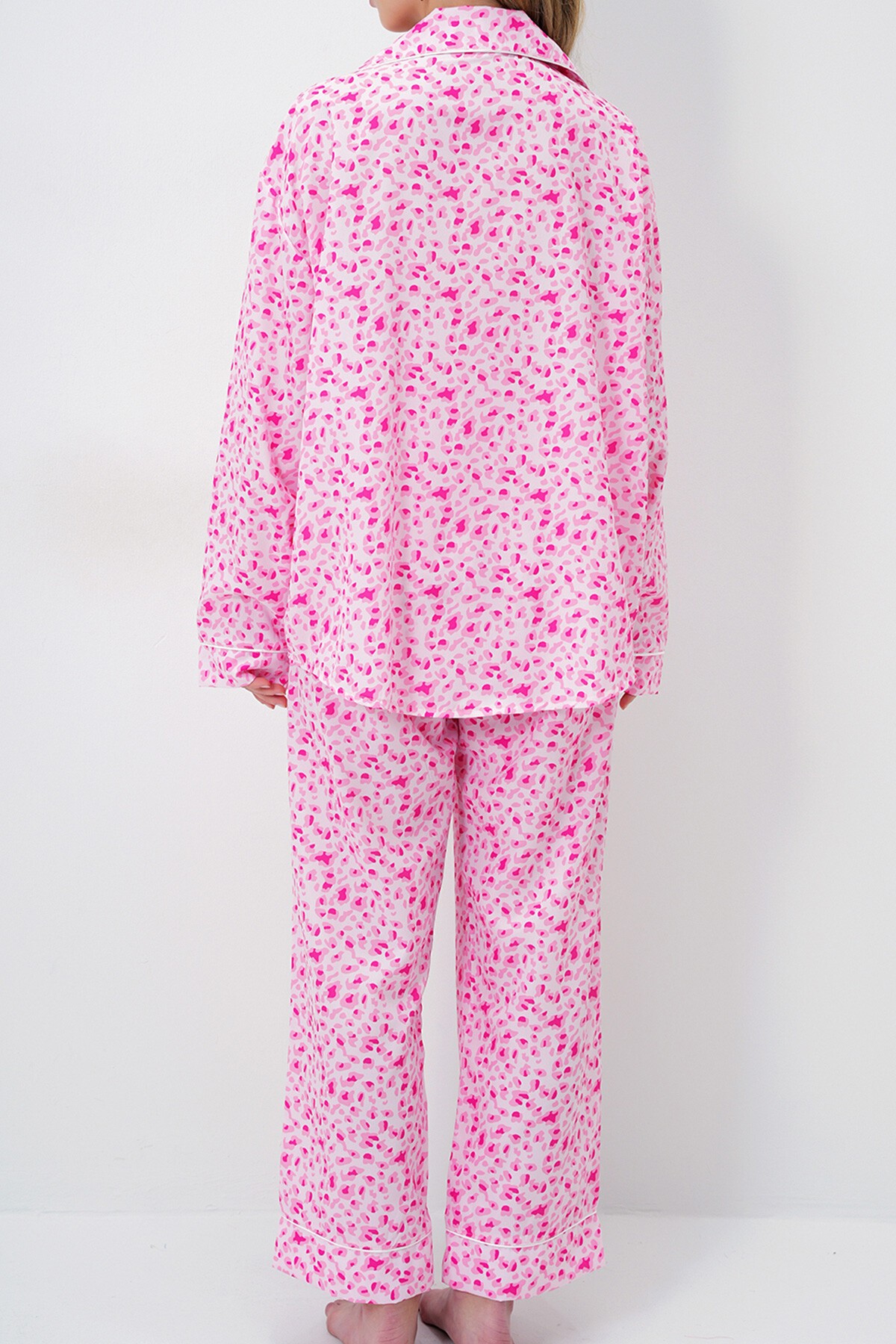 Pembe Biye Detaylı Dijital Baskılı Saten Uzun Gömlek Ve Pantolonlu Pijama Takımı