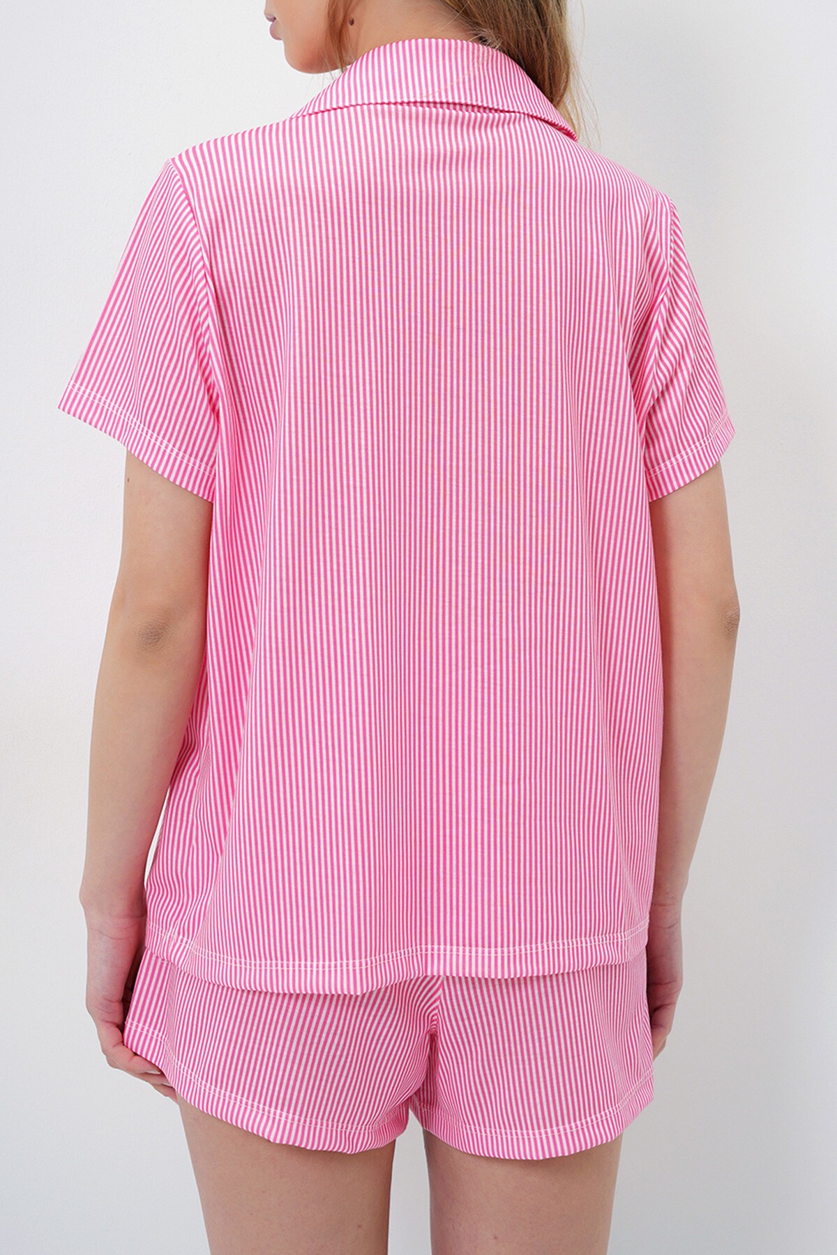 Pembe Çizgi Desenli Örme Pamuklu Gömlek Ve Şort Pijama Takımı