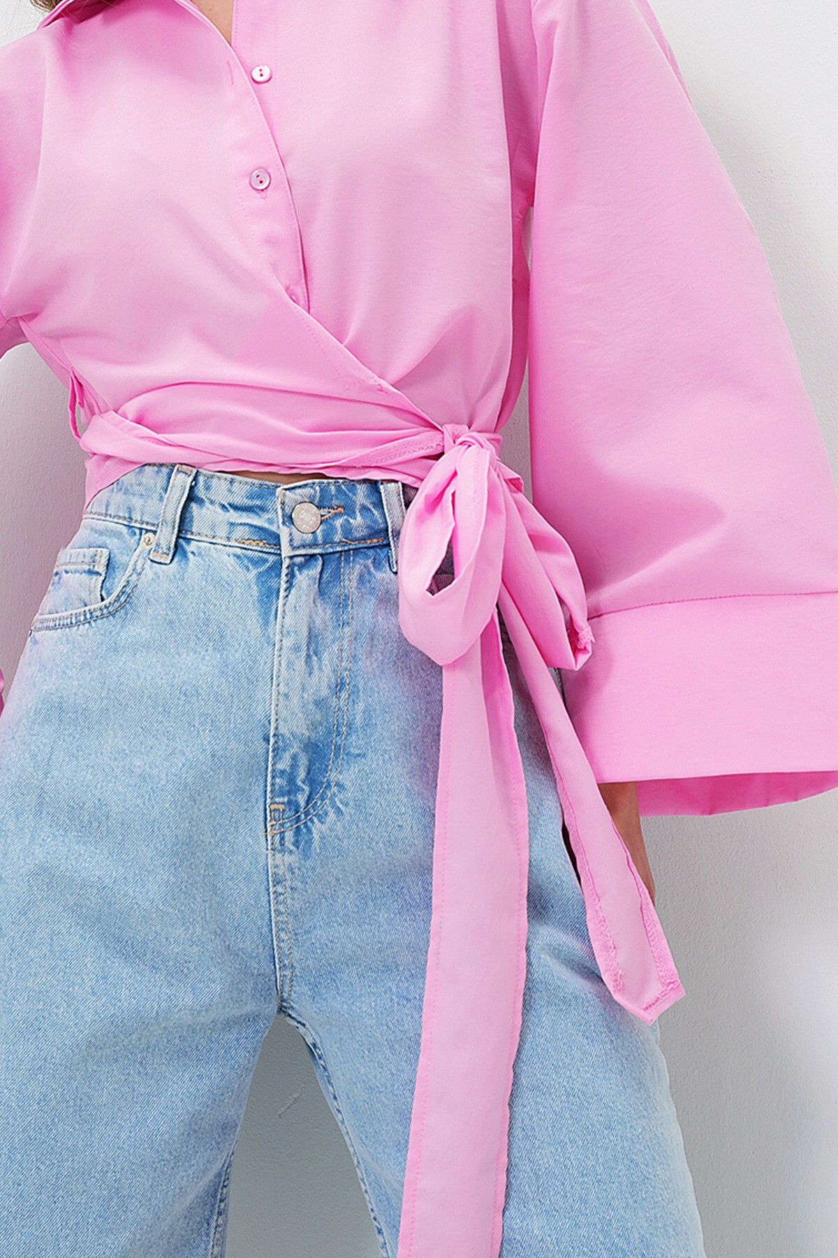 Pembe Geniş Manşetli Kol Detaylı Önü Bağlamalı Poplin Gömlek