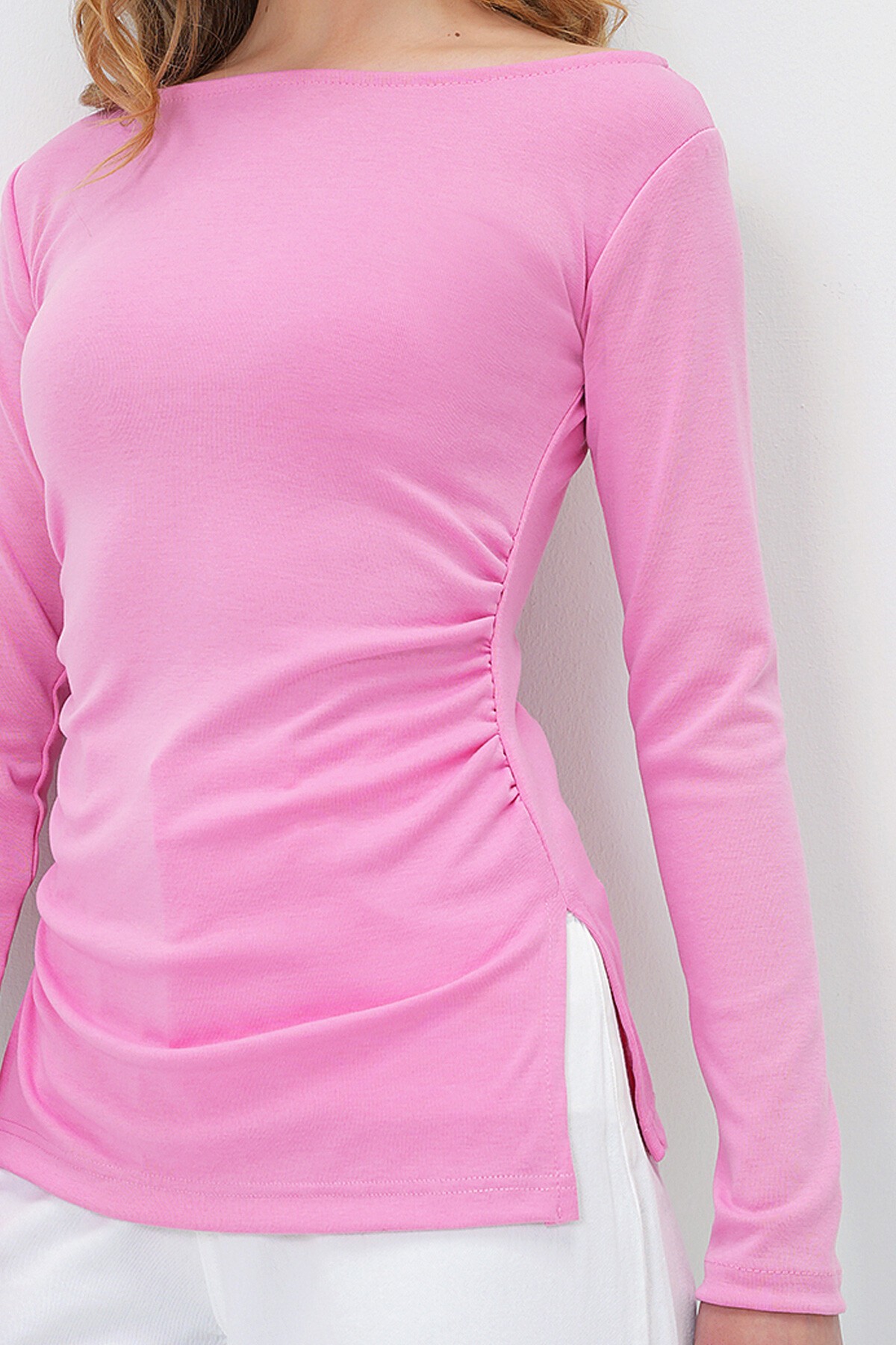 Pembe Geniş Yaka Drapeli Yırtmaçlı Bluz