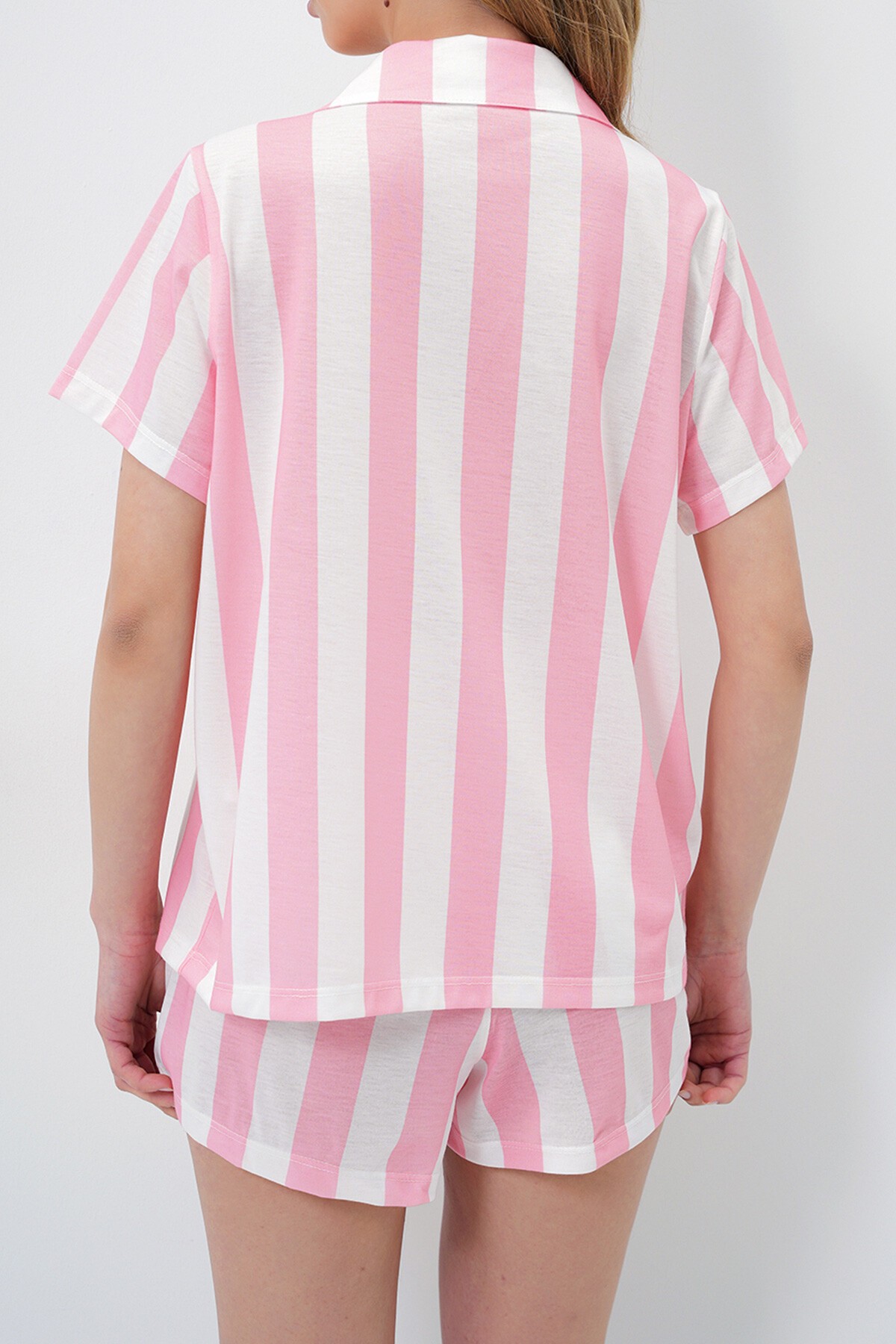 Pembe Şerit Desenli Örme Pamuklu Gömlek Ve Şort Pijama Takımı