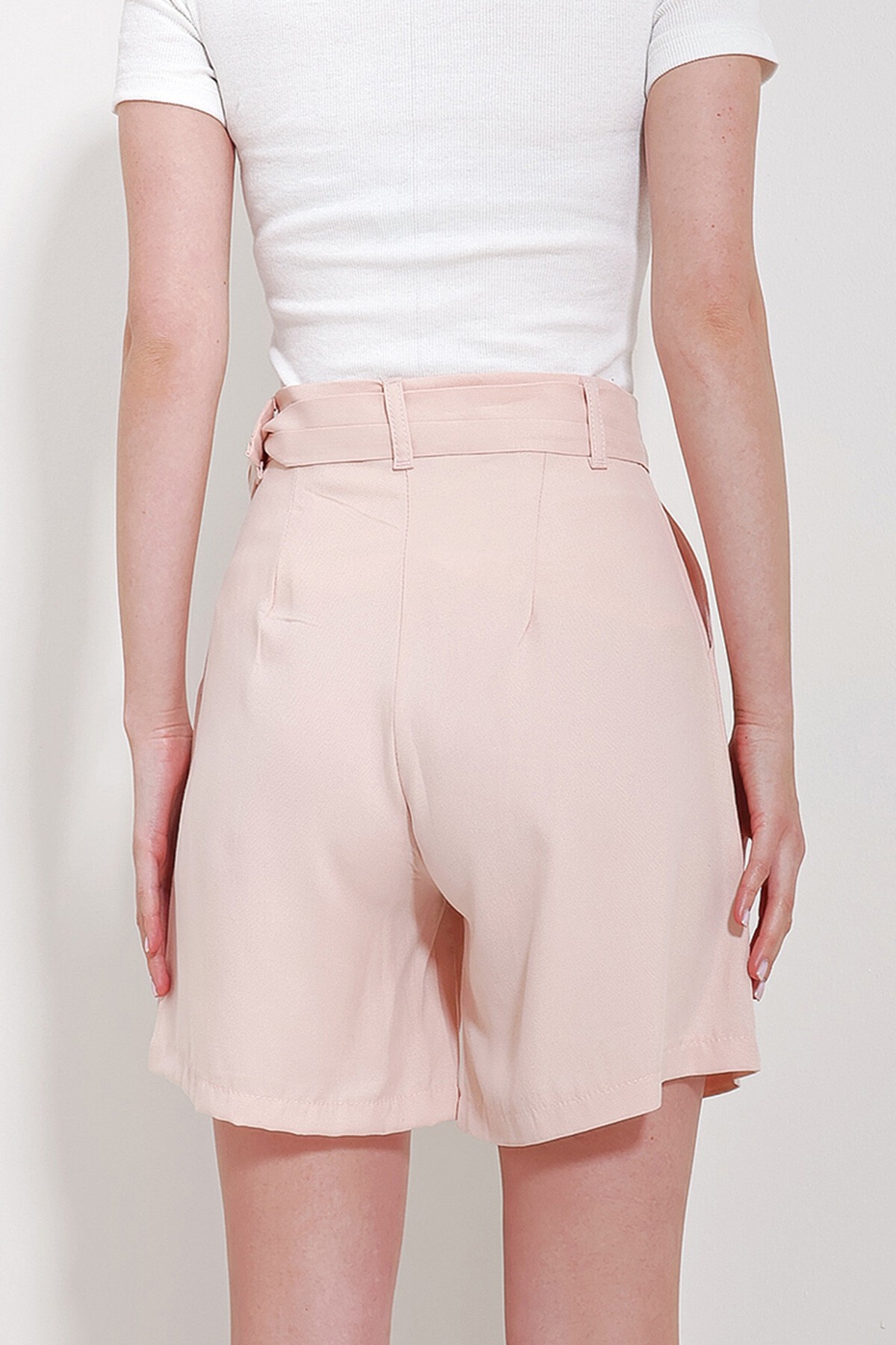 Pudra Pembe Çift Cepli Beli Kemerli Gabardin Şort