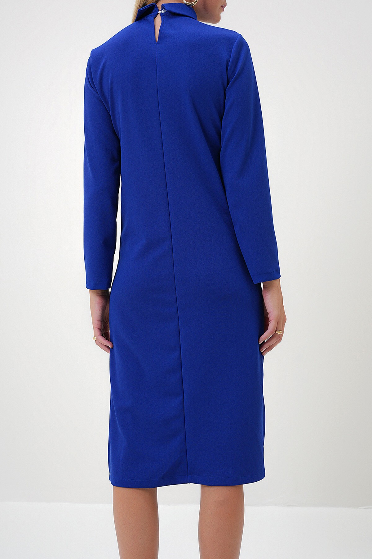 Saks Gömlek Yaka Kuş Gözü Detaylı İki Yanı Yırtmaçlı Krep Örme Elbise