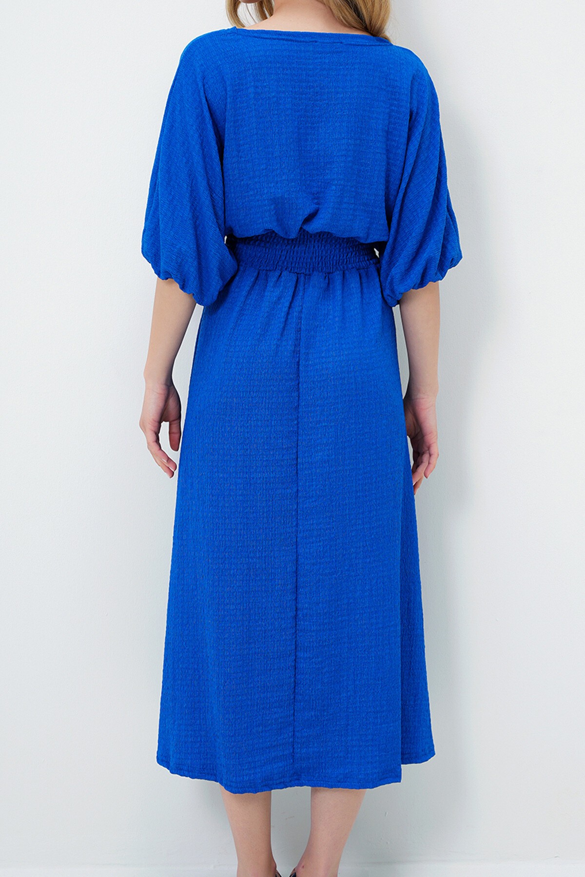 Saks Kruvaze Yaka Beli Gipeli Gofre Kumaş Uzun Elbise