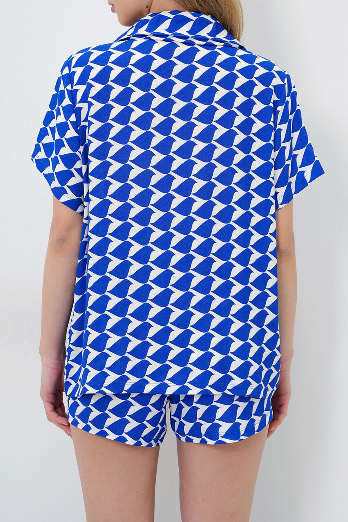 Saks Mavi Geometrik Desenli Önü Düğmeli Dokuma Gömlek Ve Şort Pijama Takım