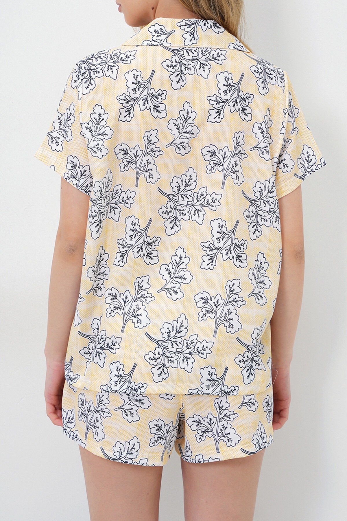 Sarı Desenli Önü Düğmeli Dokuma Gömlek Ve Şort Pijama Takım