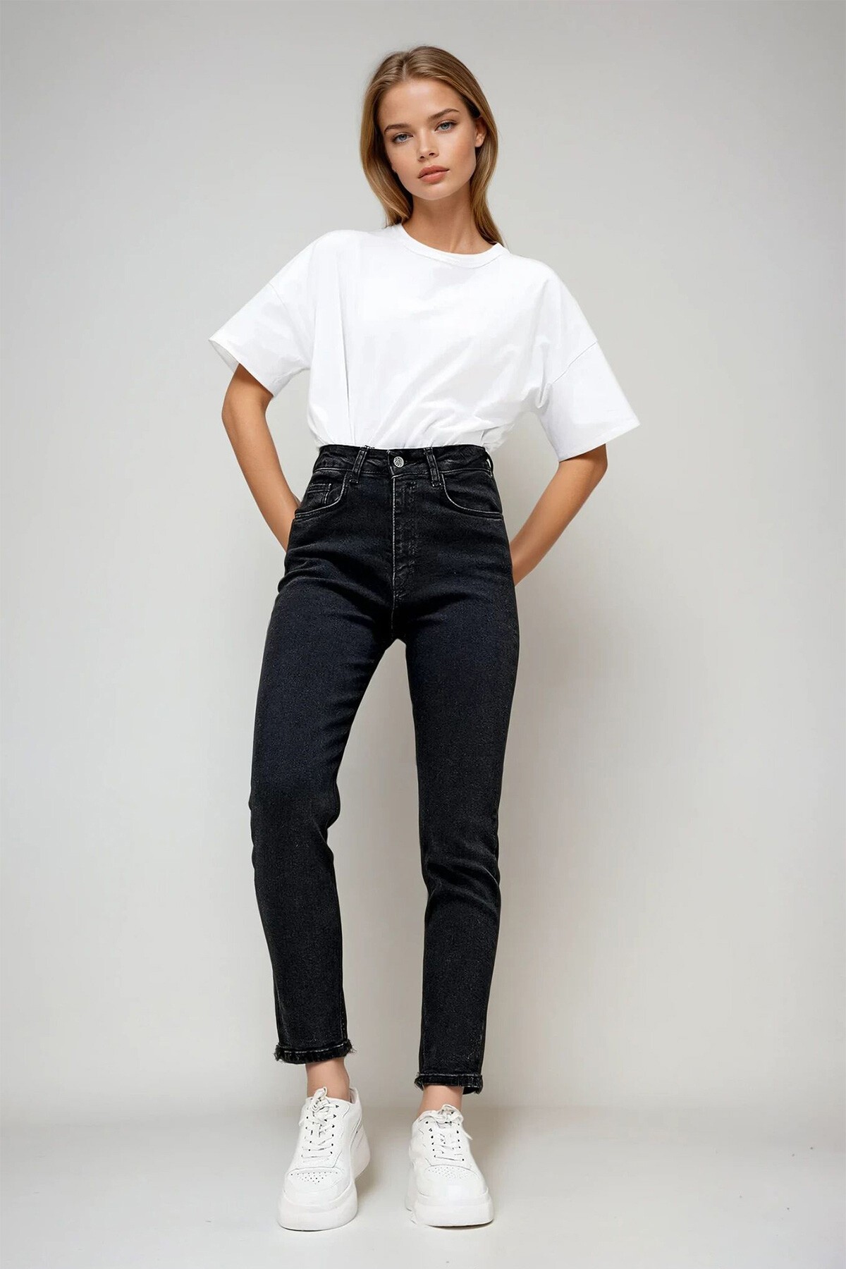 Siyah 5 Cep Yıkamalı Boru Paça Likralı Jean Pantolon