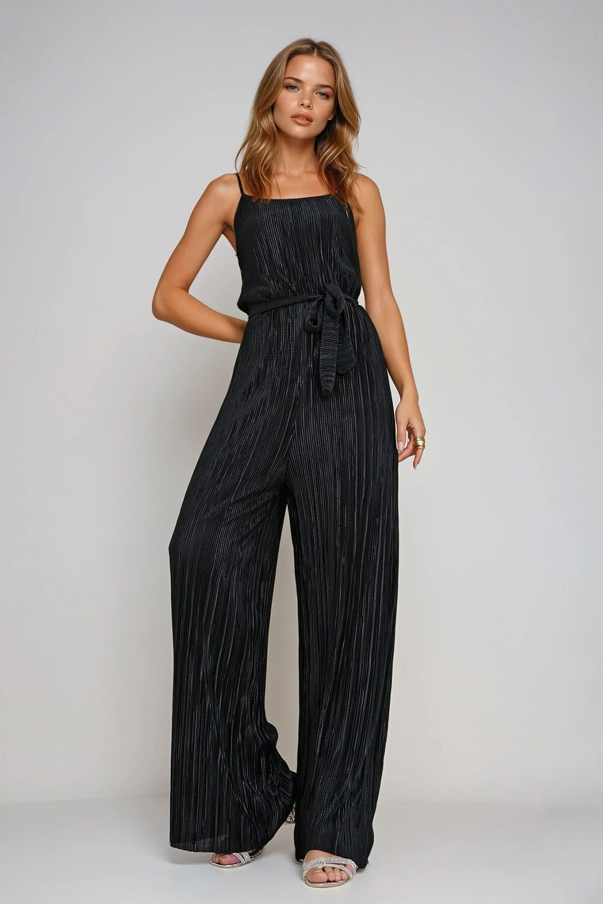 Siyah Askılı Beli Kemerli Göğüs Dekolteli Pileli Tulum