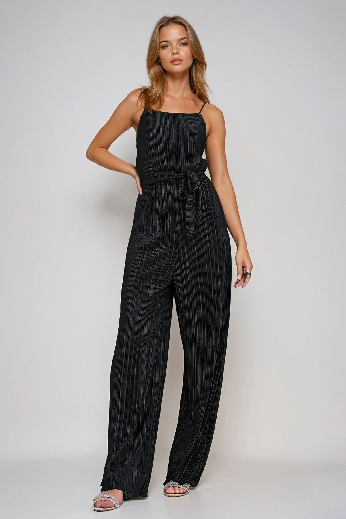 Siyah Askılı Beli Kemerli Göğüs Dekolteli Pileli Tulum