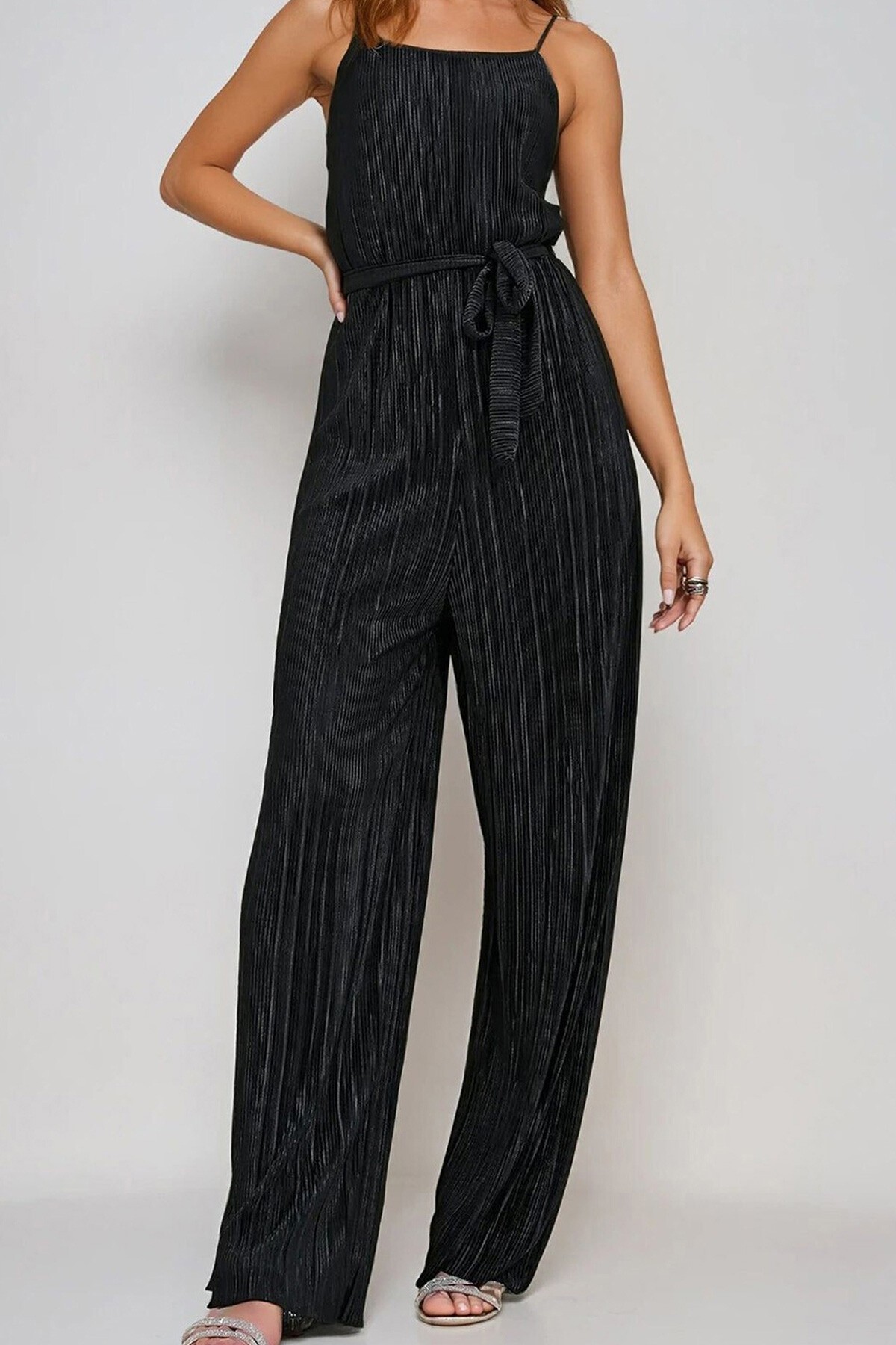 Siyah Askılı Beli Kemerli Göğüs Dekolteli Pileli Tulum