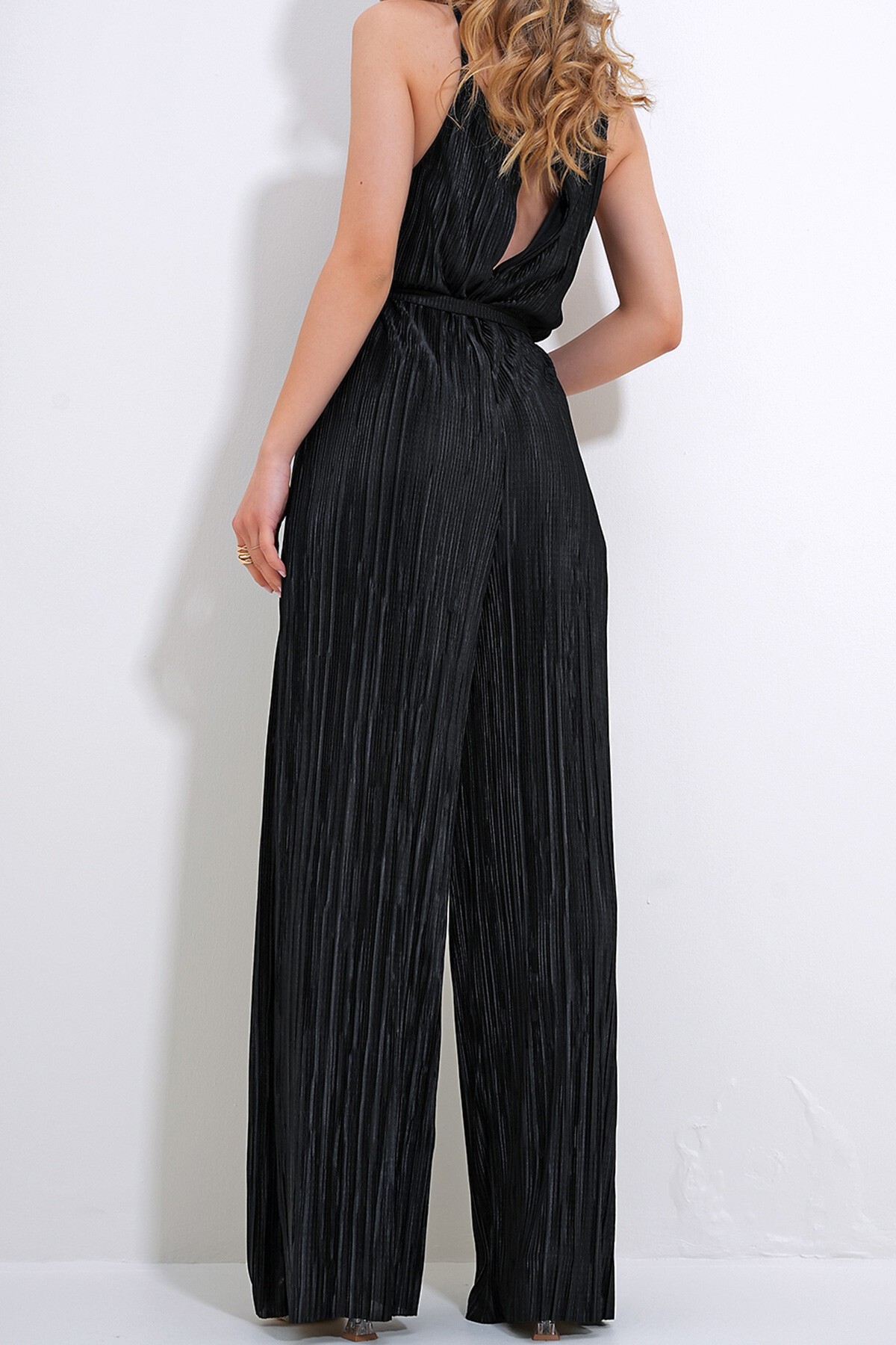 Siyah Askılı Beli Kemerli Göğüs Dekolteli Pileli Tulum