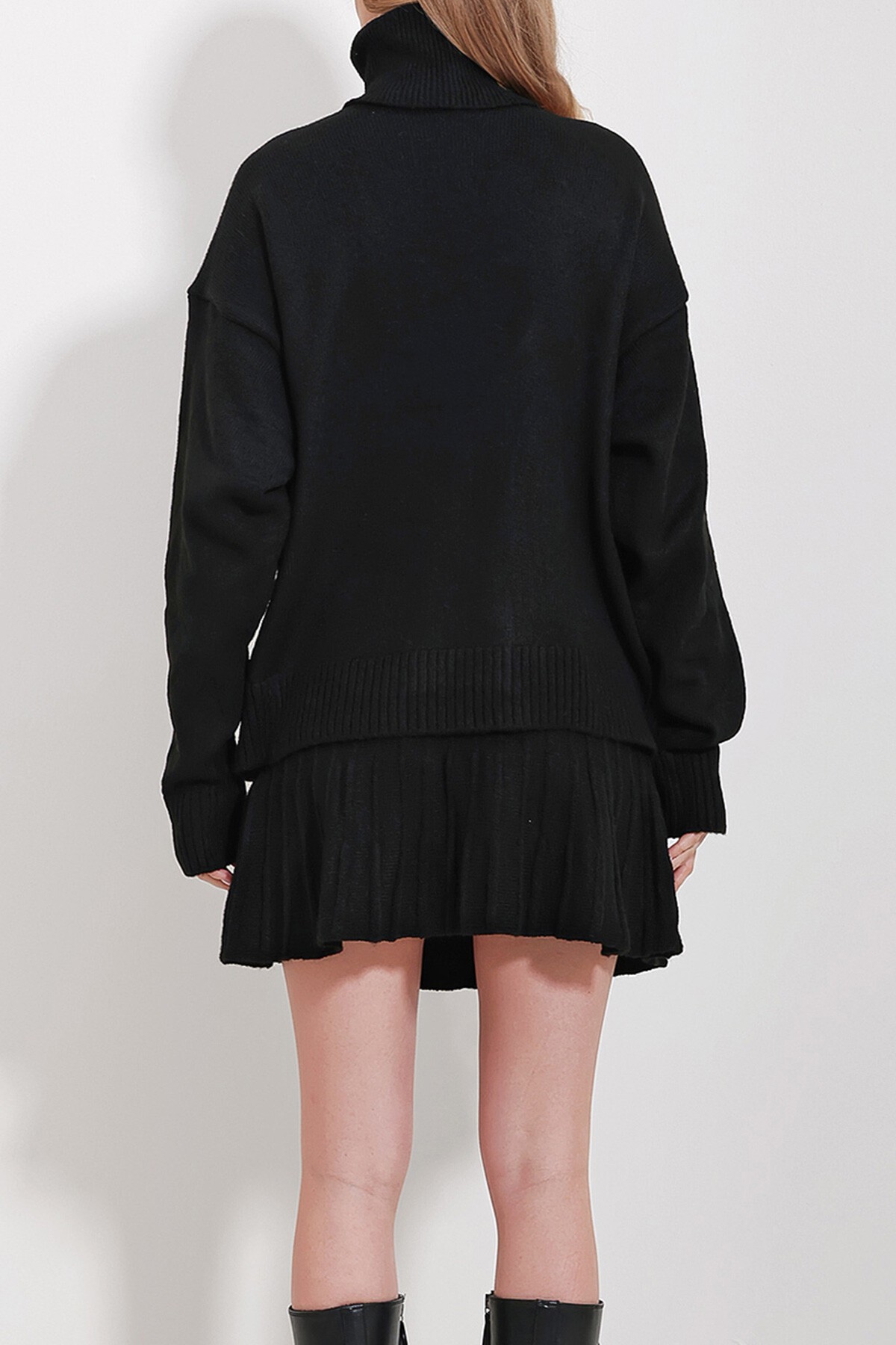 Siyah Balıkçı Yaka Kazak Ve Pilili Etek Takım