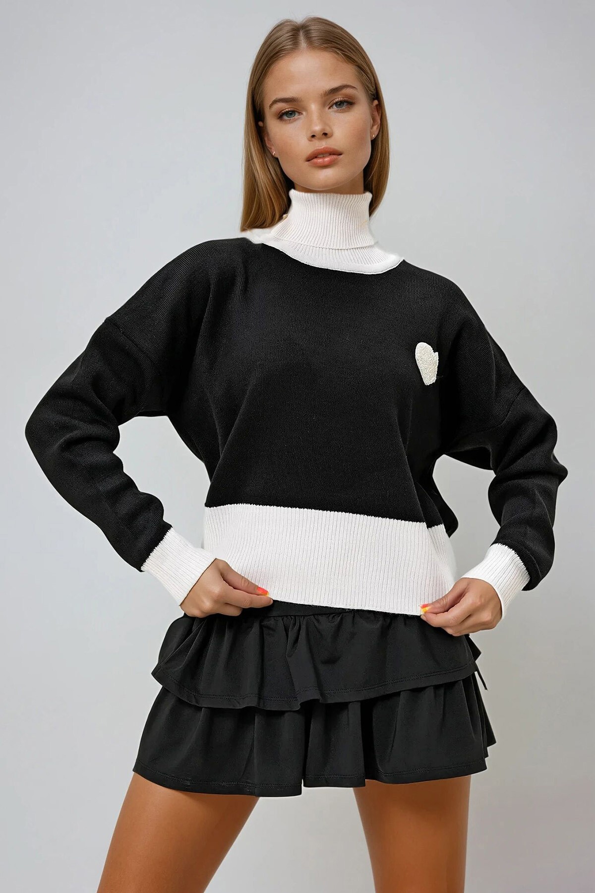 Siyah Balıkçı Yaka Renk Bloklu Kalpli Crop Kışlık Triko Kazak